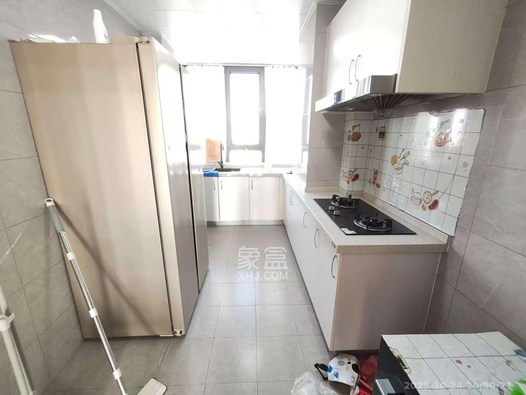 绿地海外滩二期  3室2厅2卫    2200.0元/月室内图