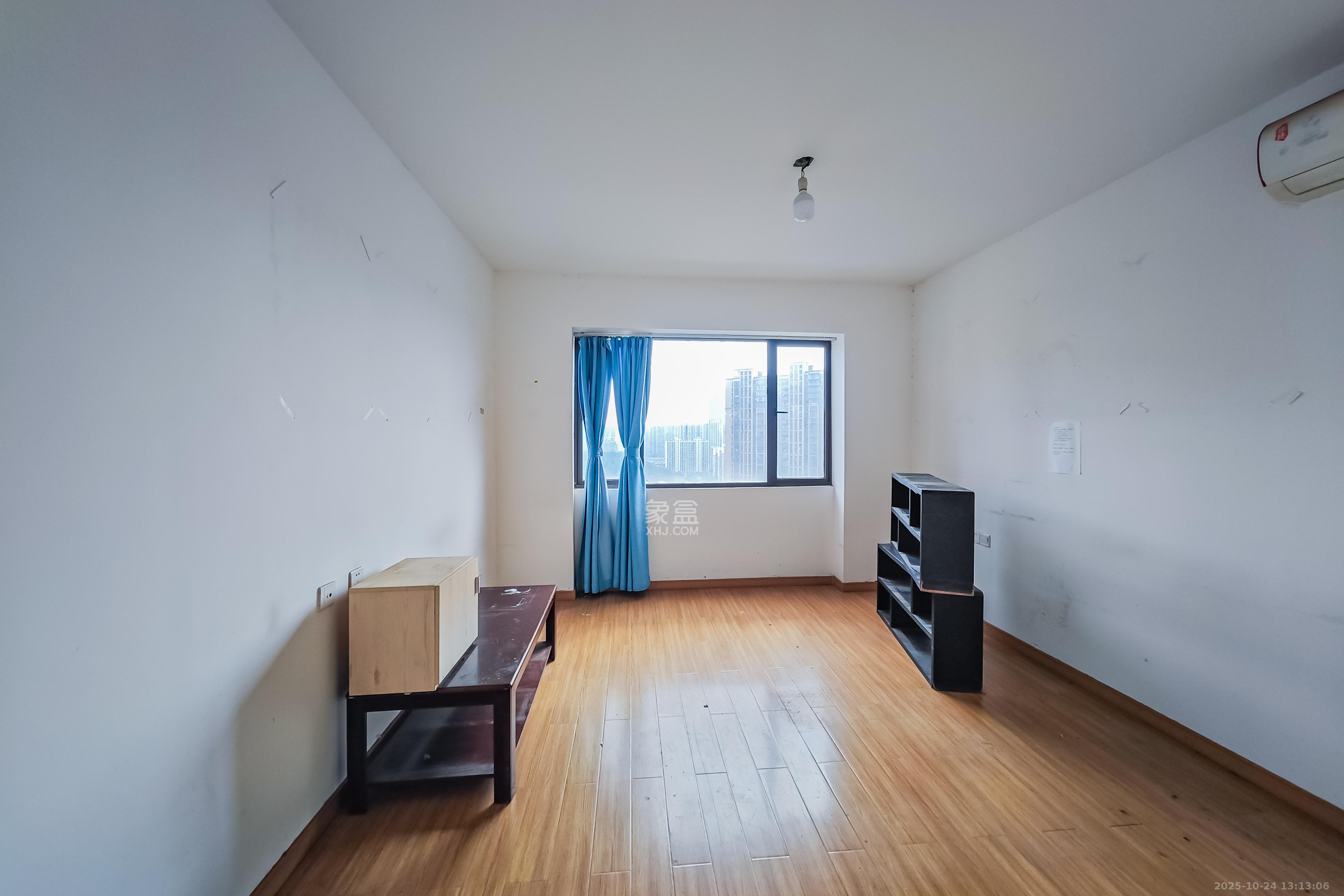 旭辉国际广场(永升商业广场) 4室2厅2卫 170.0万 旭辉国际广场(永升商业广场) 4室2厅2卫 170.0万卧室