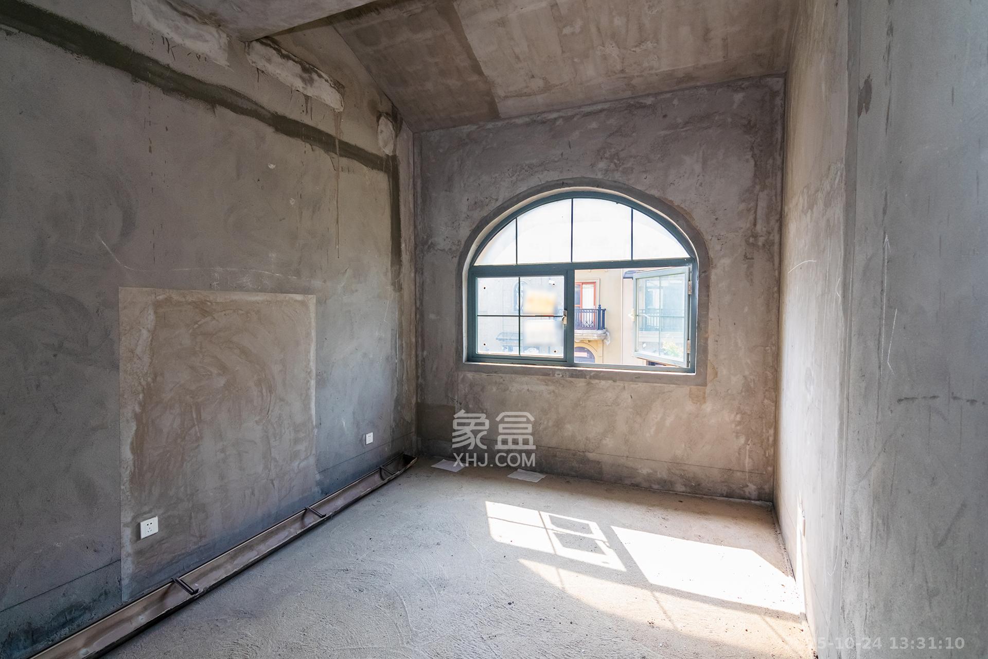 中粮北纬28°别墅  6室2厅4卫    528.0万卧室