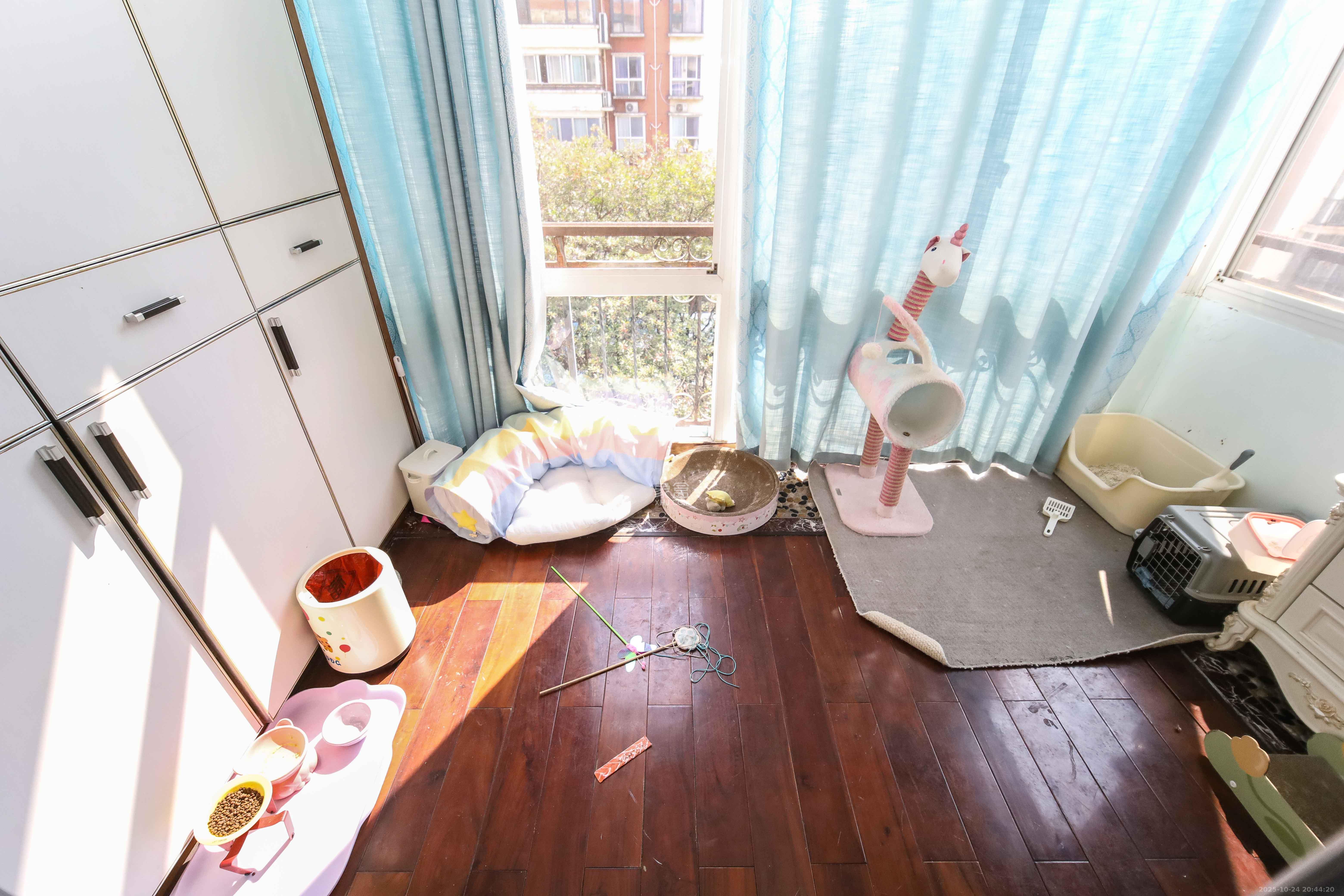 惠泽园  5室2厅4卫    242.0万阳台