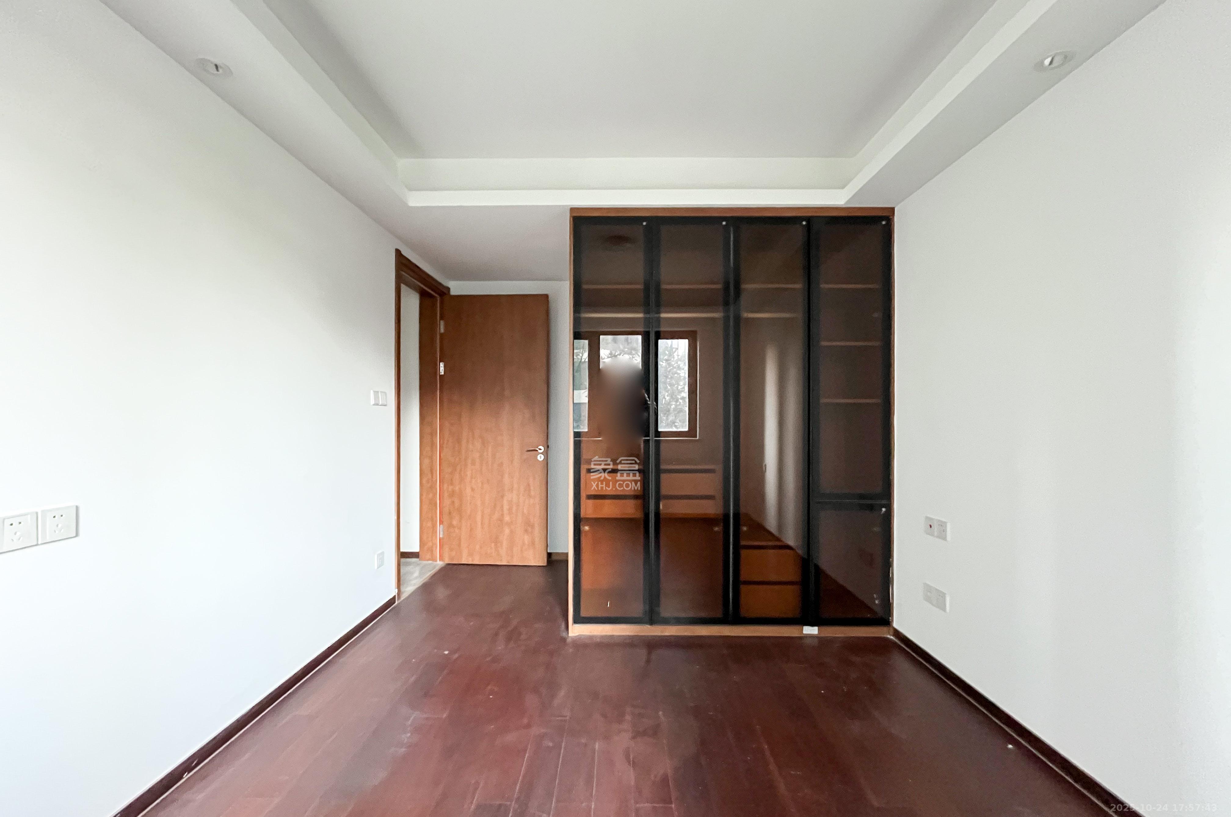 旭辉都会山  3室2厅2卫    156.0万其他