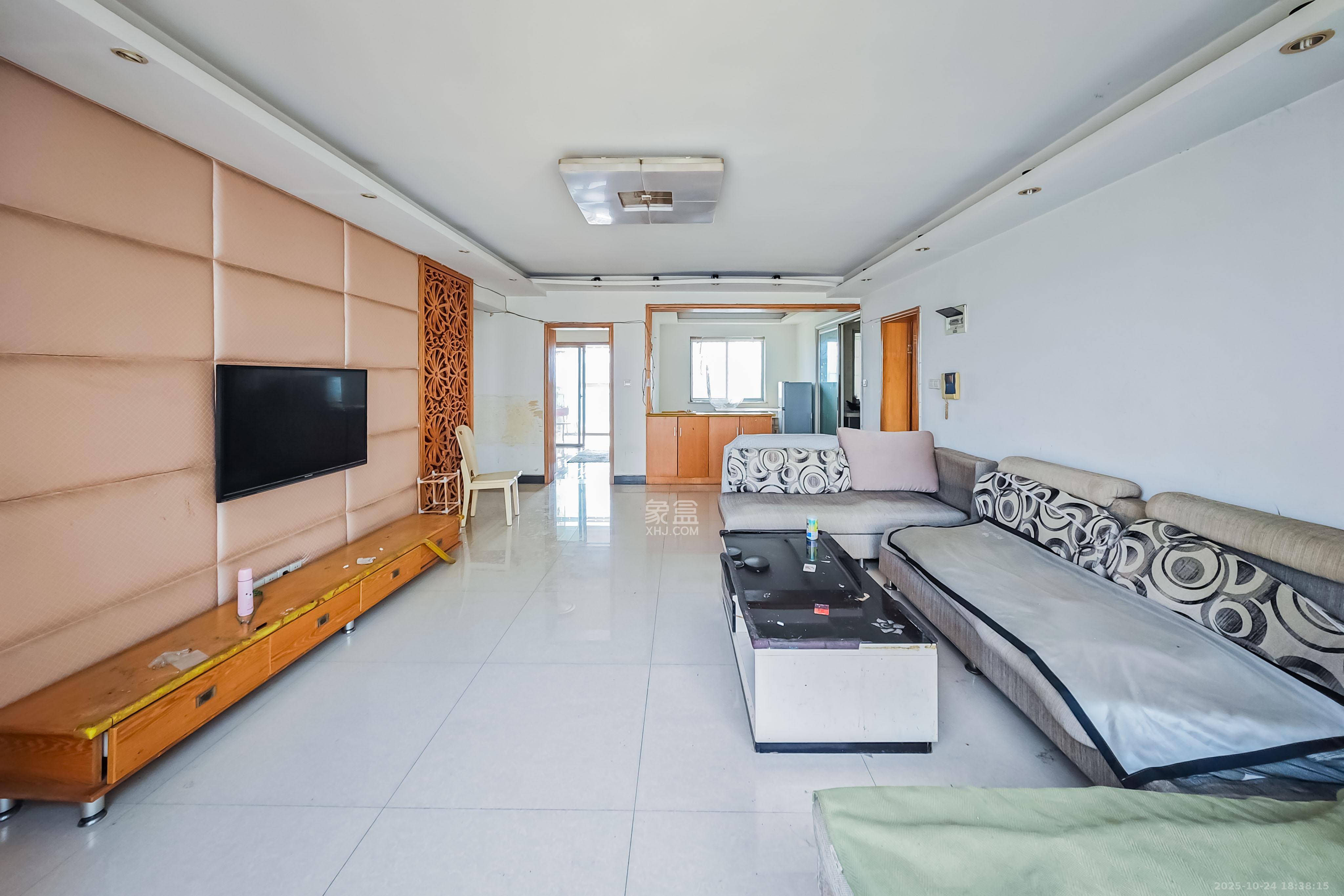 汇城上筑  3室2厅2卫    85.0万 汇城上筑  3室2厅2卫    85.0万客厅