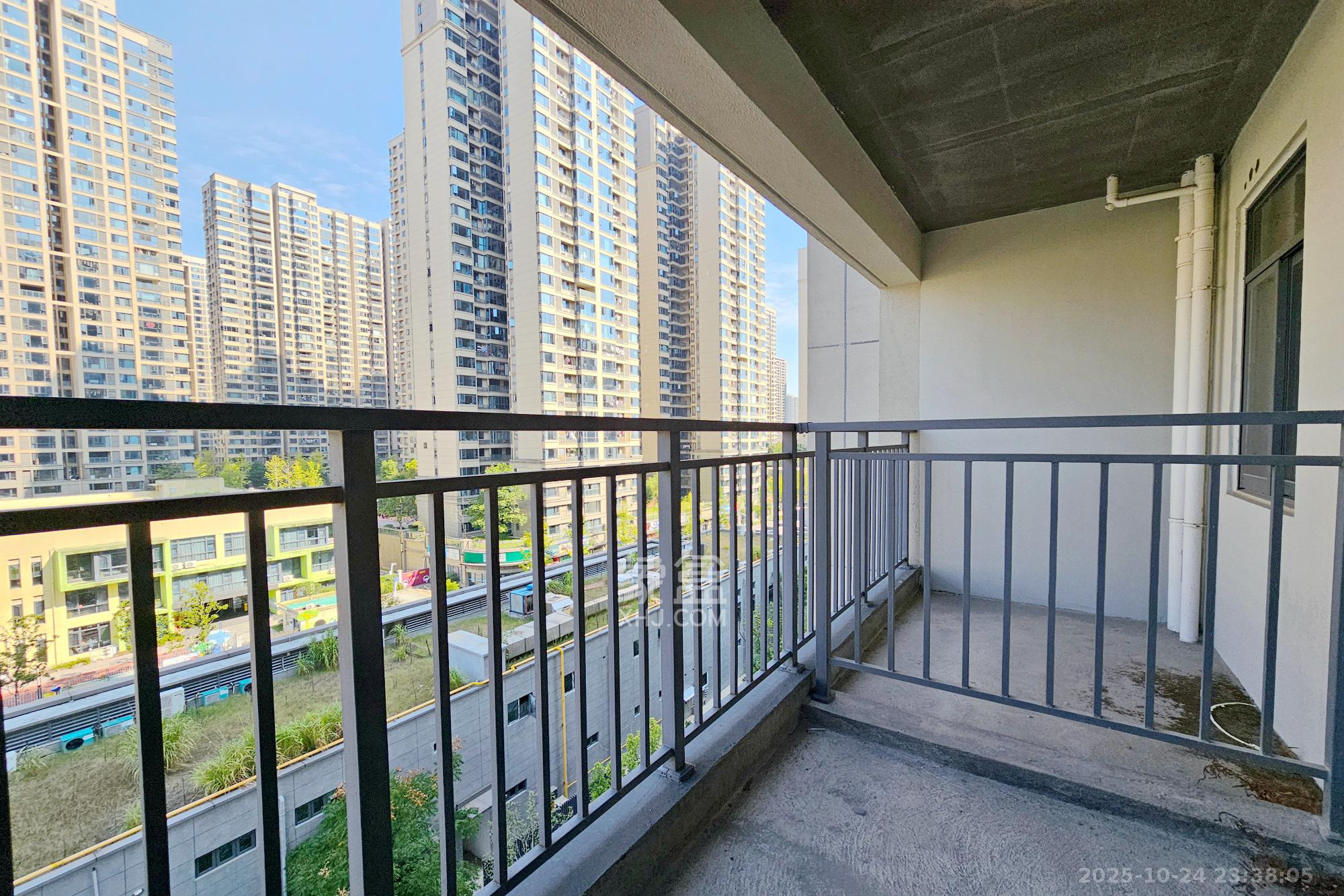 长房东旭国际  4室2厅3卫    300.0万 长房东旭国际  4室2厅3卫    300.0万阳台