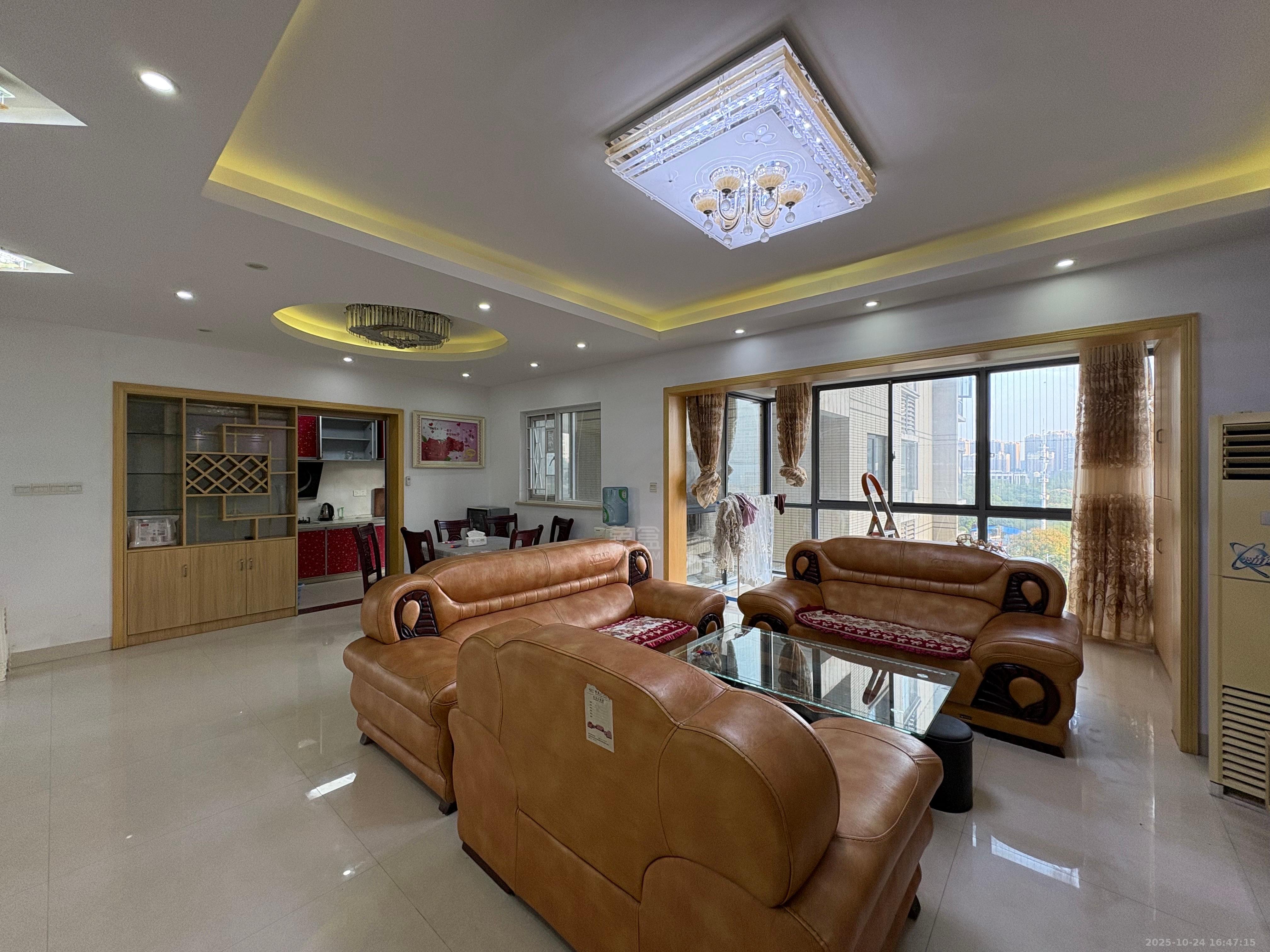 美的城二期  3室2厅2卫    2000.0元/月室内图