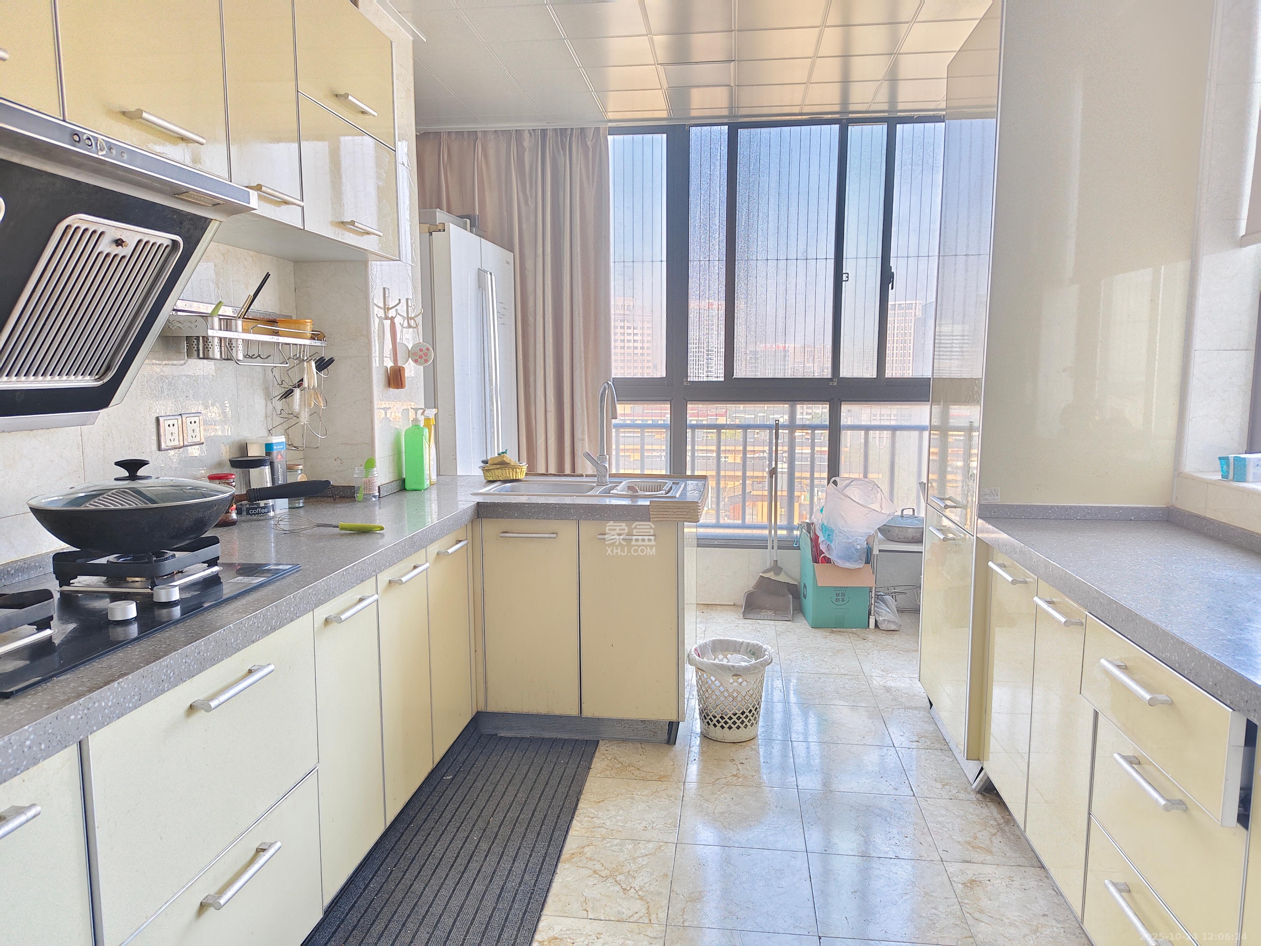 长大彩虹都  4室2厅2卫    2800.0元/月室内图