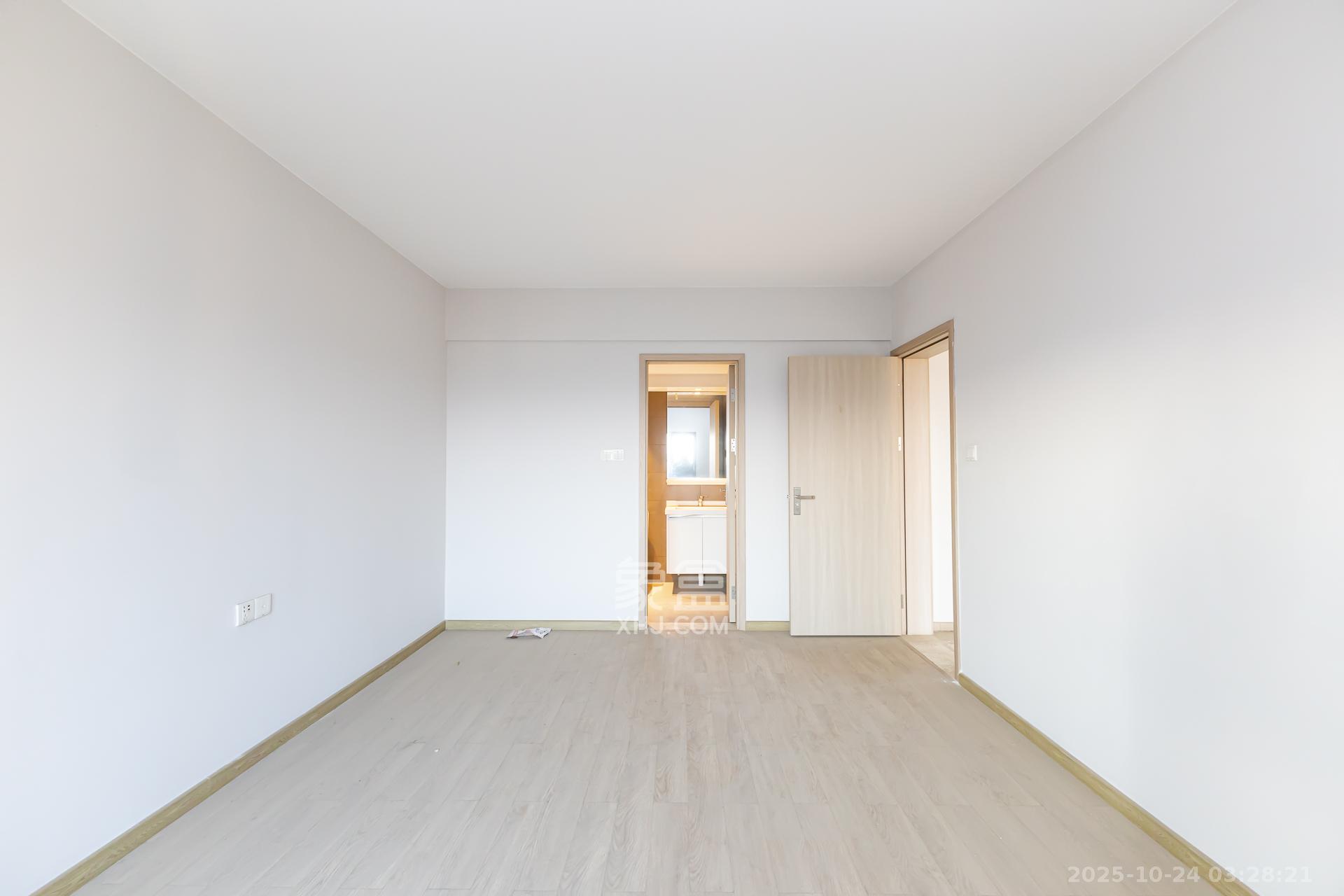 时代倾城五期  4室2厅2卫    93.8万 时代倾城五期  4室2厅2卫    93.8万卧室