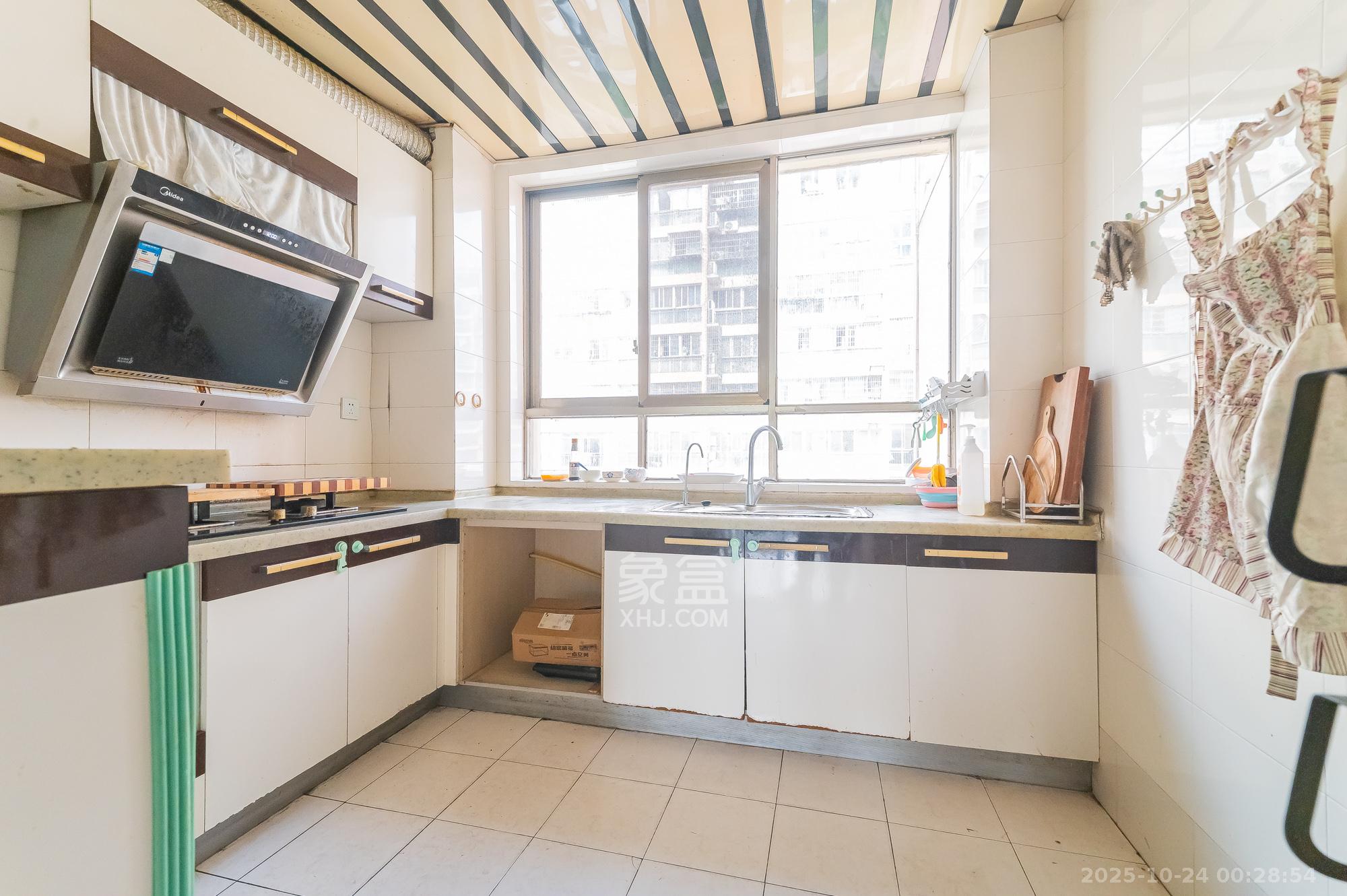 阳光丽景  3室2厅2卫    62.8万 阳光丽景  3室2厅2卫    62.8万厨房