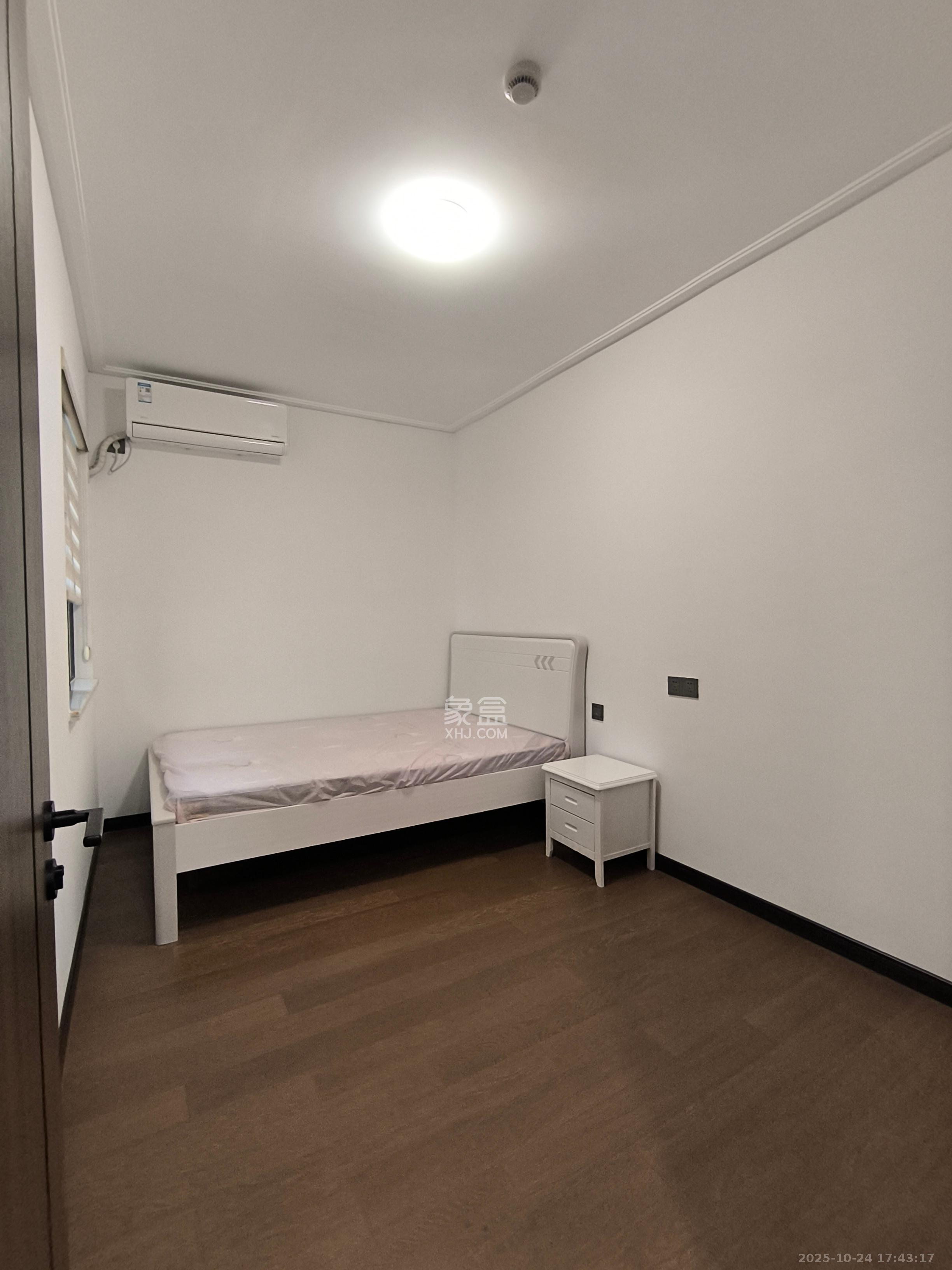 卓越中寰  3室2厅2卫    4500.0元/月 卓越中寰  3室2厅2卫    4500.0元/月室内图