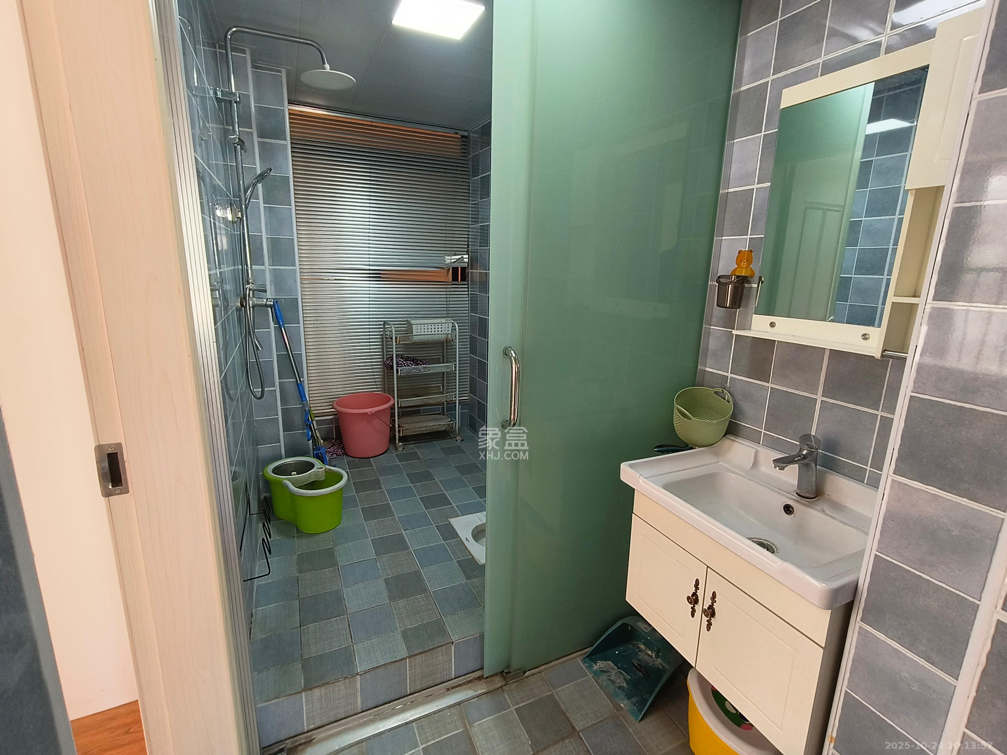 第六都(陆都小区)  3室2厅1卫    3300.0元/月 第六都(陆都小区)  3室2厅1卫    3300.0元/月室内图