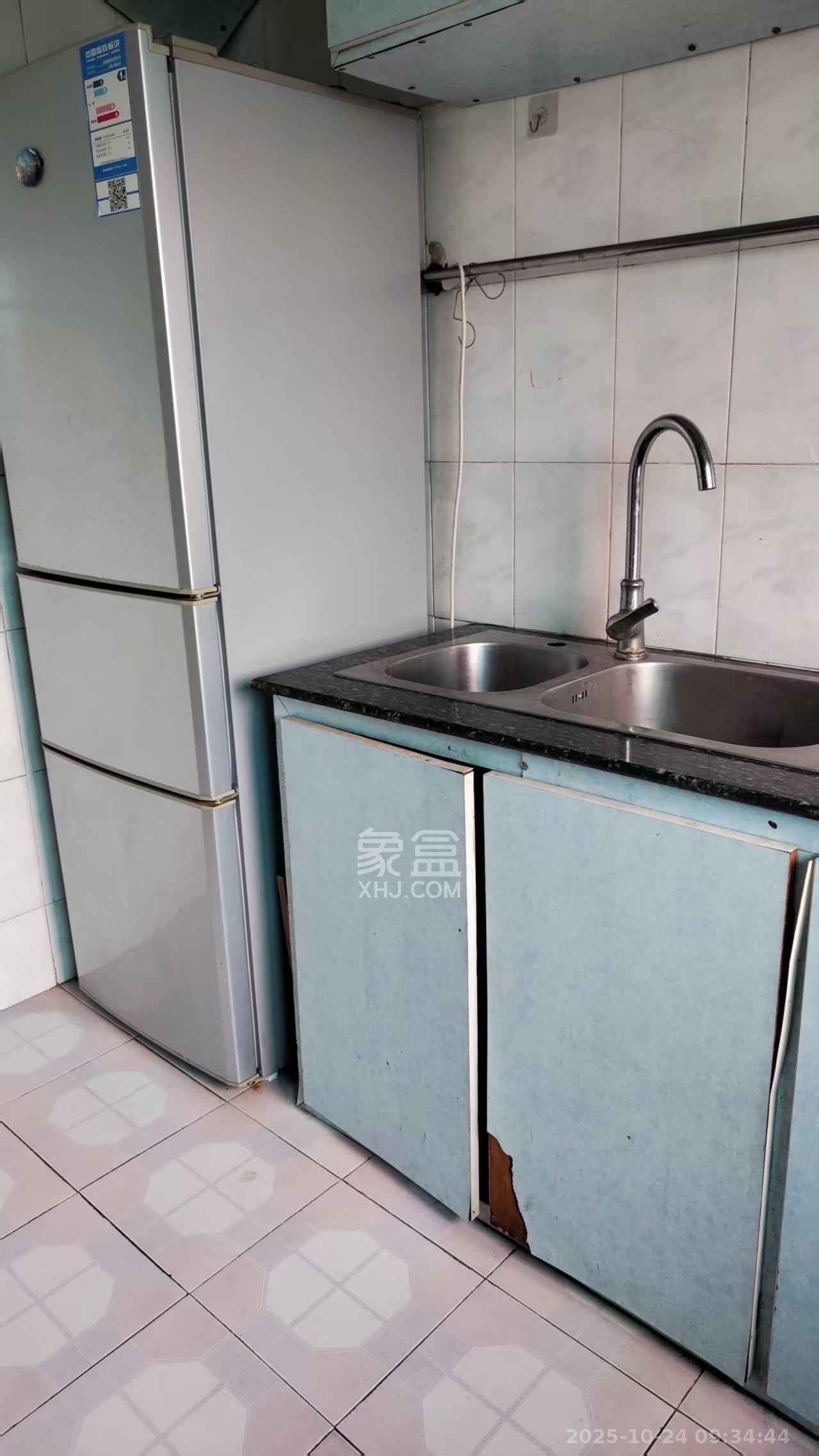 洞井商贸城  3室2厅2卫    1350.0元/月室内图