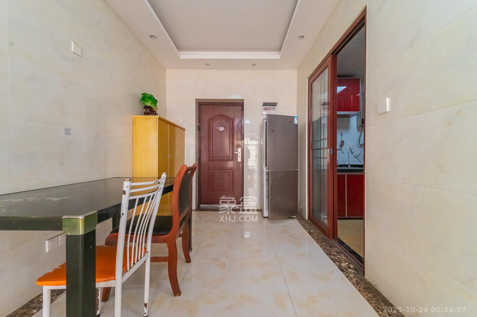 MOMA当代广场 3室2厅1卫 56.0万 MOMA当代广场 3室2厅1卫 56.0万客厅