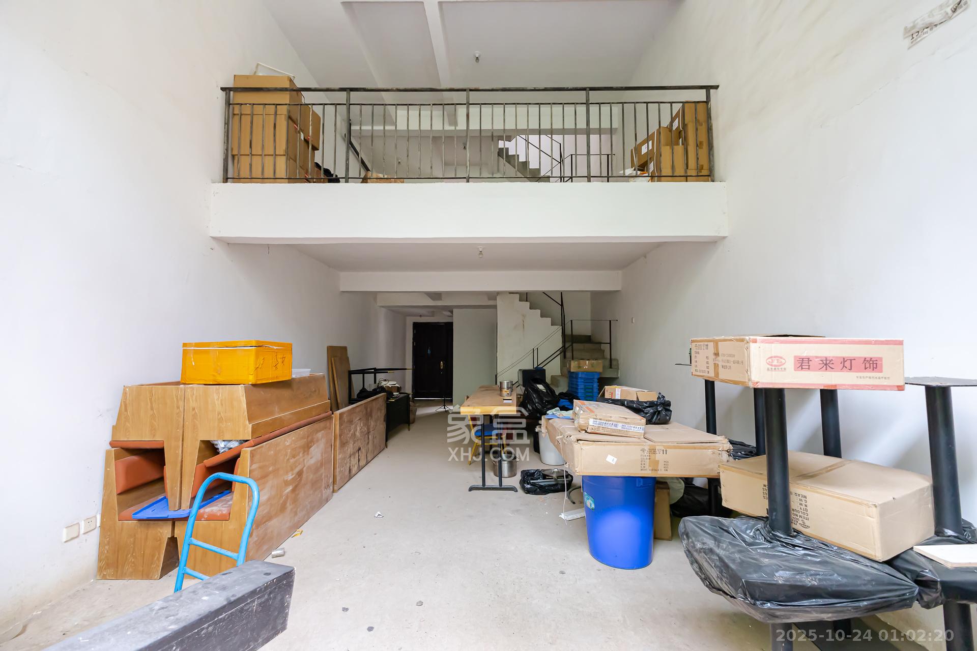 盈峰翠邸  5室2厅4卫    155.0万 盈峰翠邸  5室2厅4卫    155.0万客厅