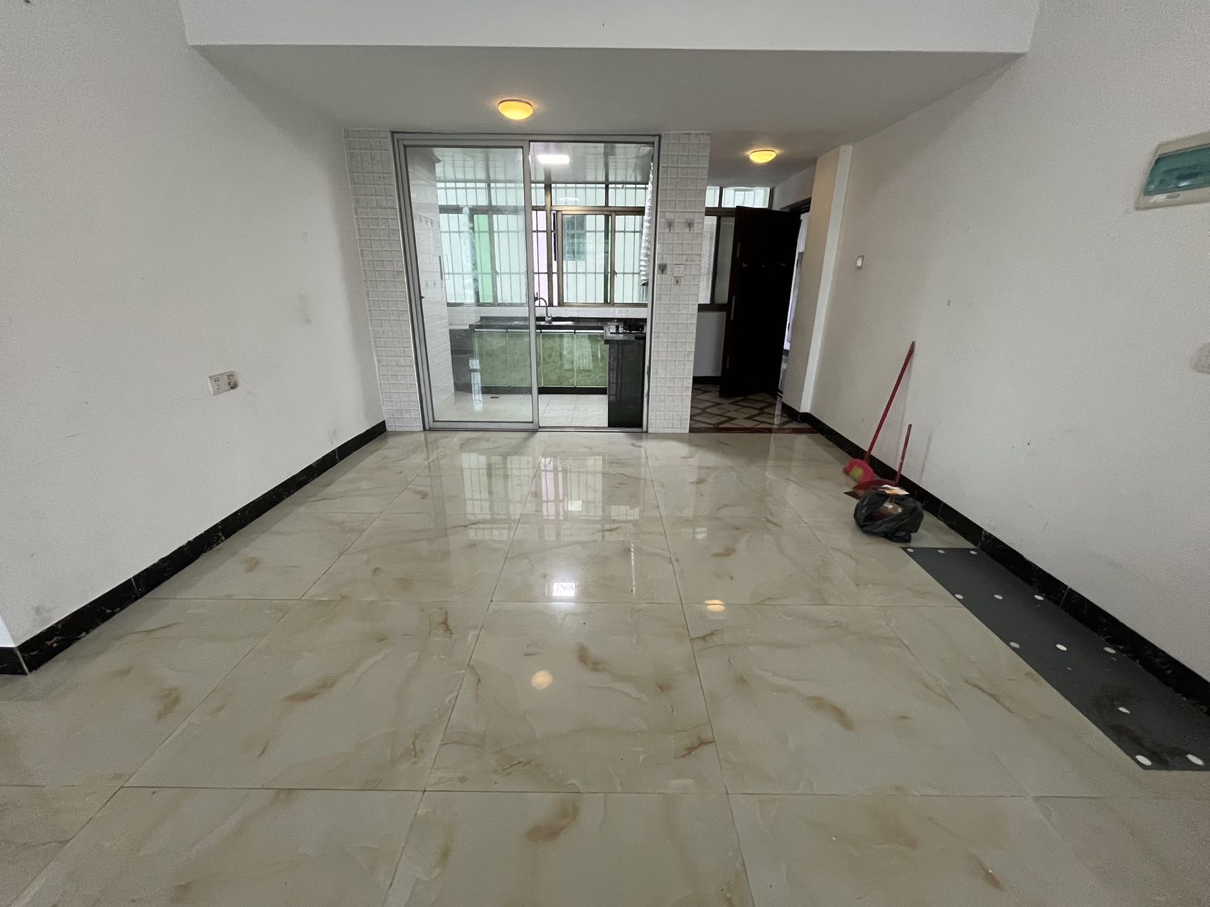 富源小区  2室1厅1卫    1800.0元/月室内图