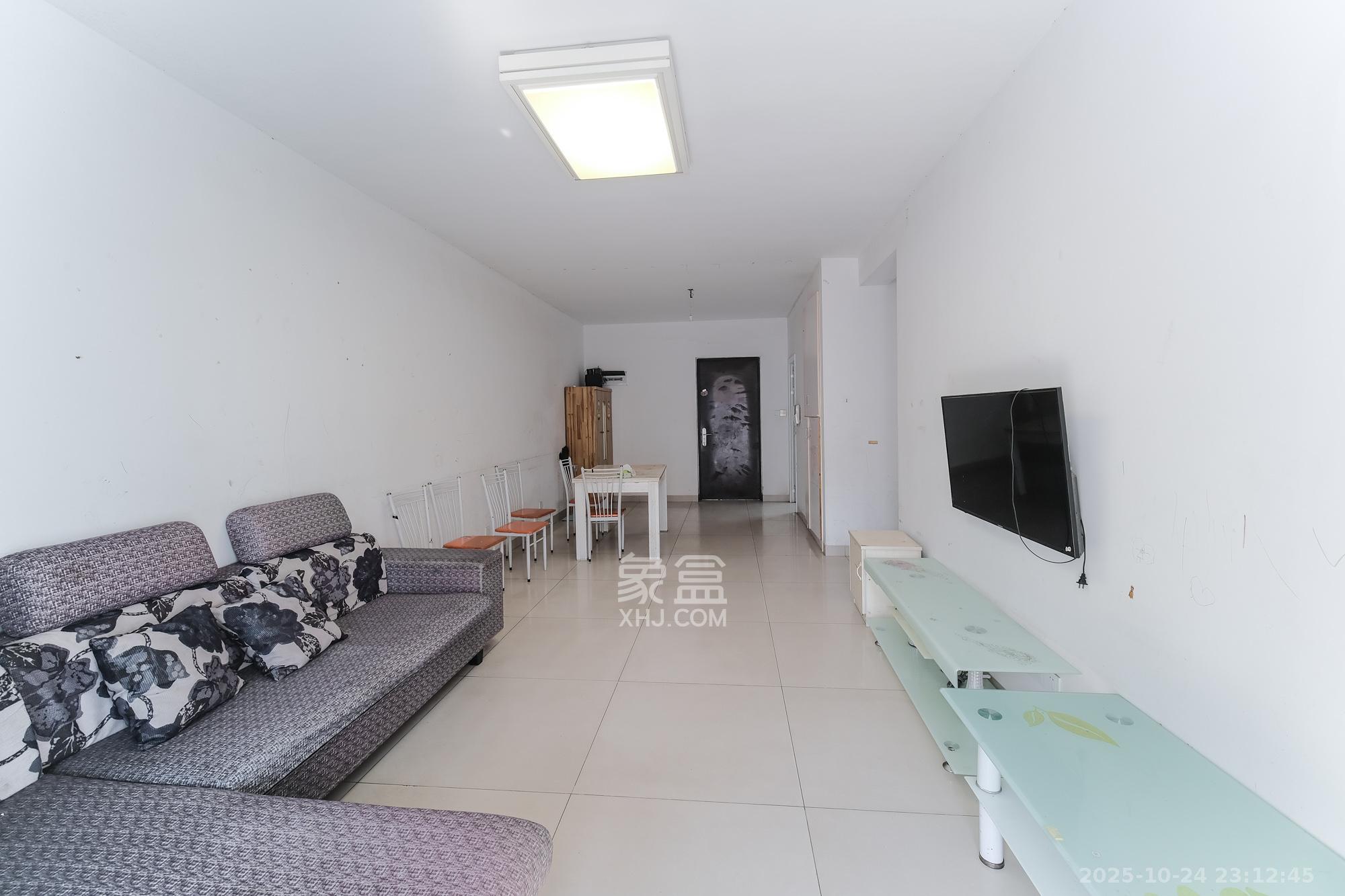 三一街区  3室2厅1卫    71.8万 三一街区  3室2厅1卫    71.8万客厅