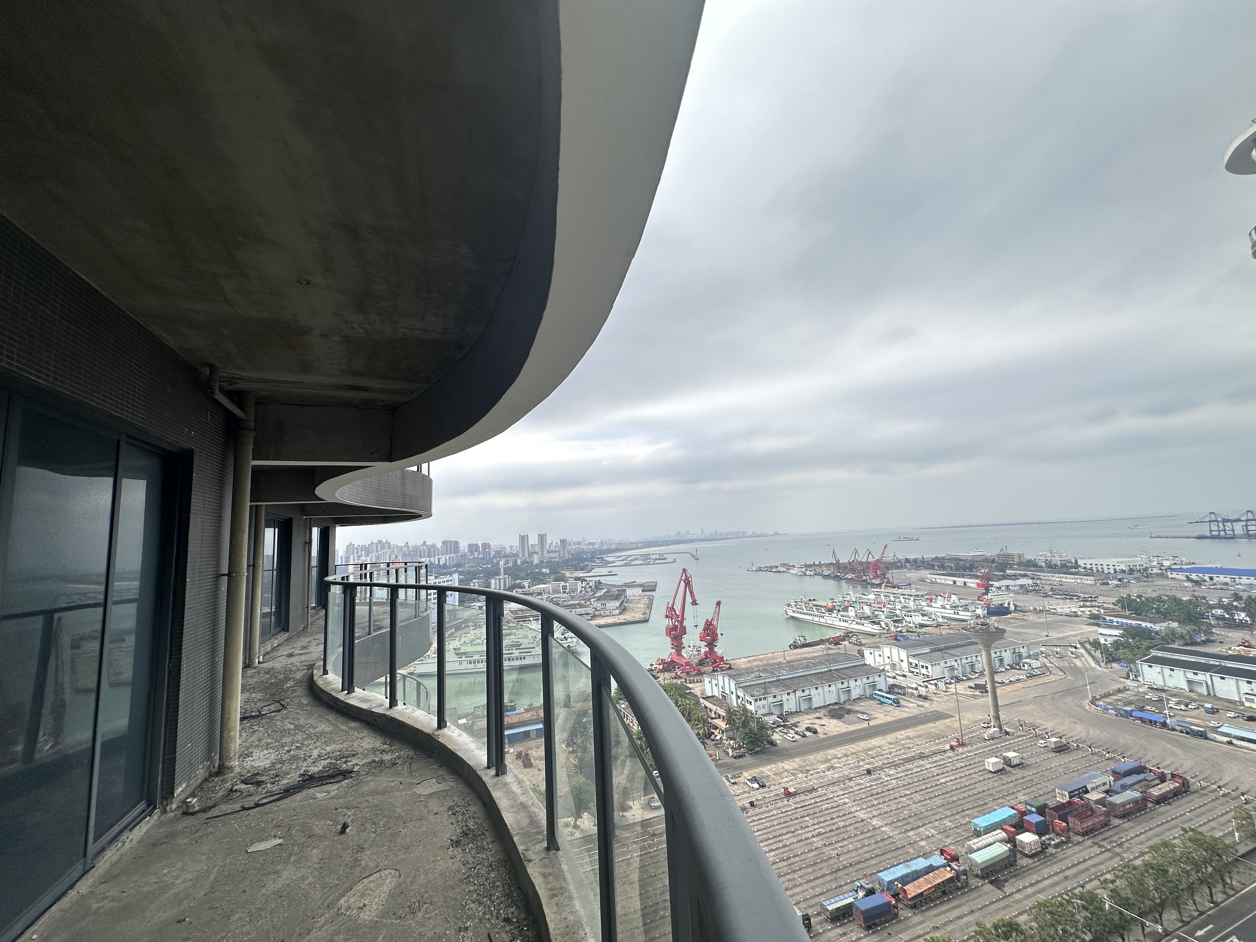 滨海幸福里  5室2厅3卫    360.0万客厅