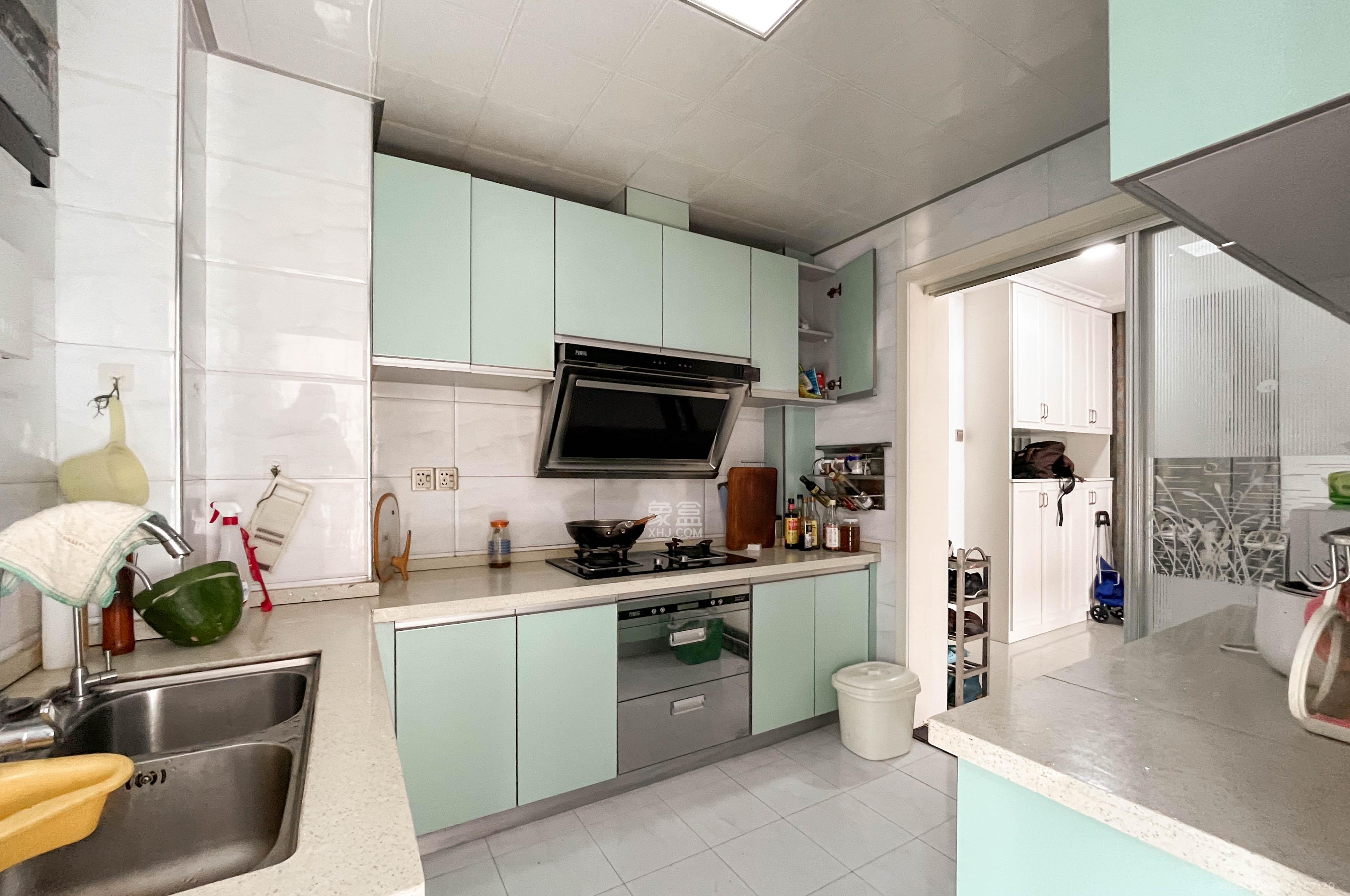 高鑫麓城 4室2厅2卫 198.0万 高鑫麓城 4室2厅2卫 198.0万厨房