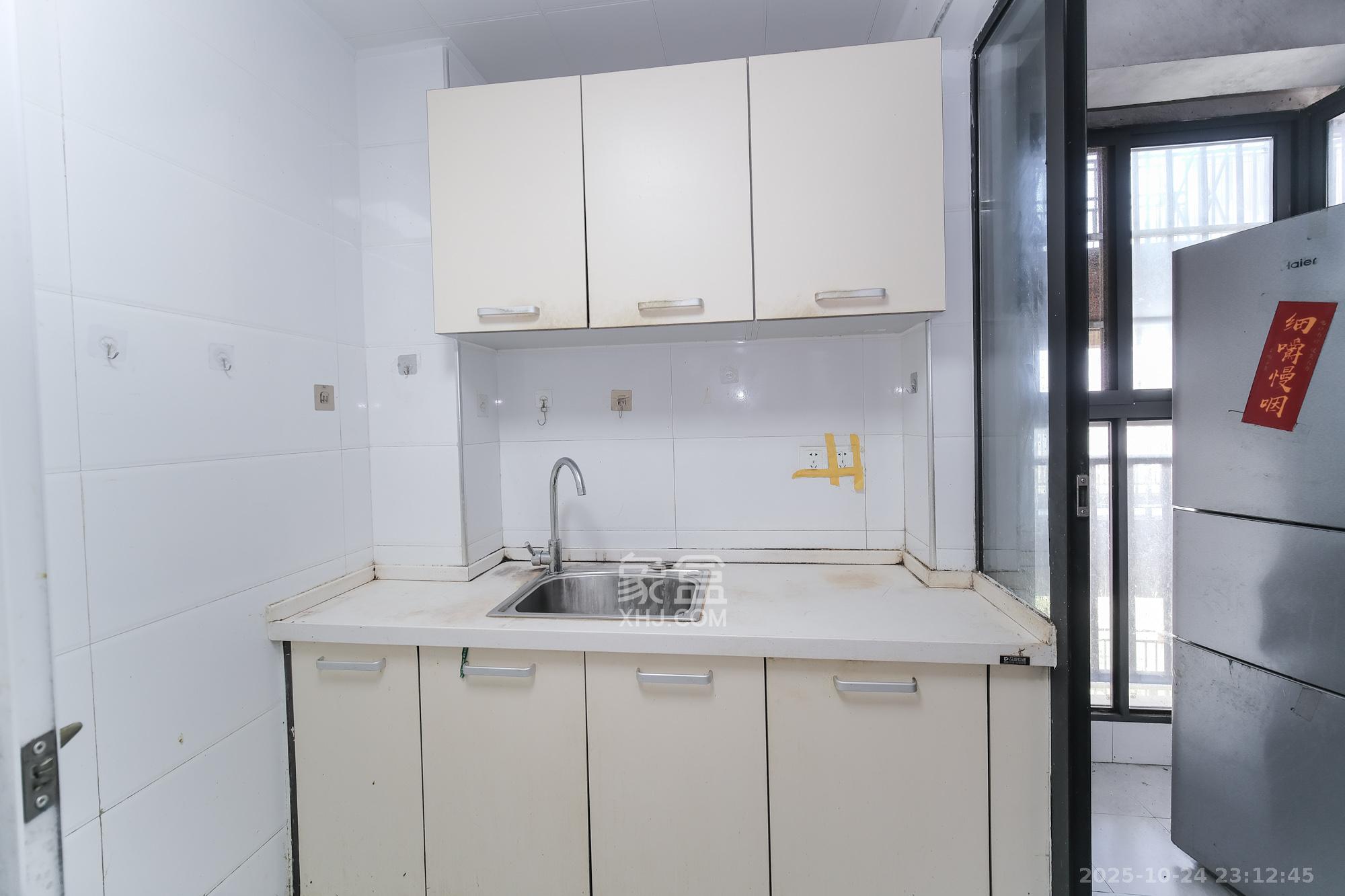 三一街区  3室2厅1卫    71.8万厨房