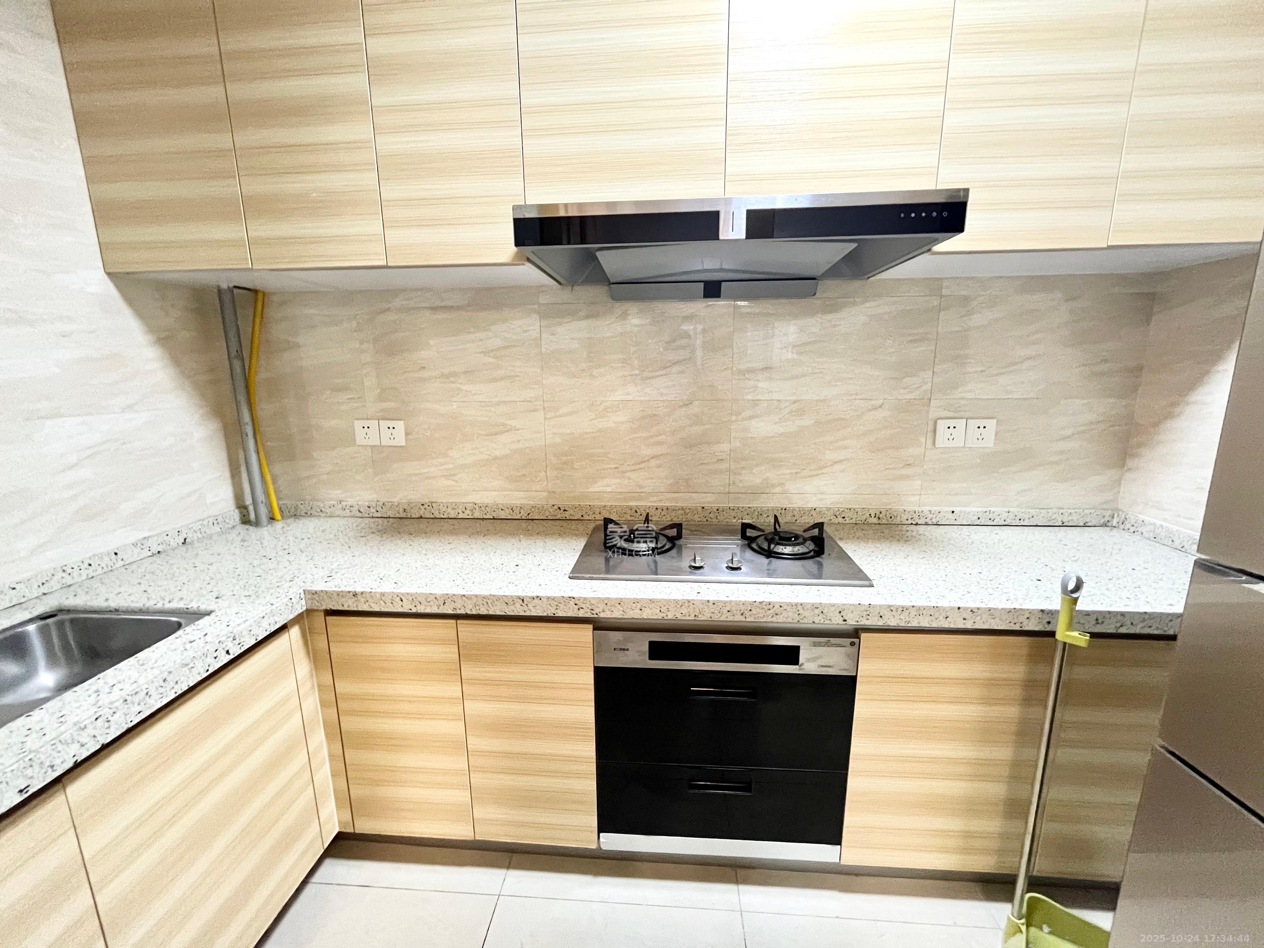 珠江郦城公园1号  2室2厅1卫    2600.0元/月 珠江郦城公园1号  2室2厅1卫    2600.0元/月室内图