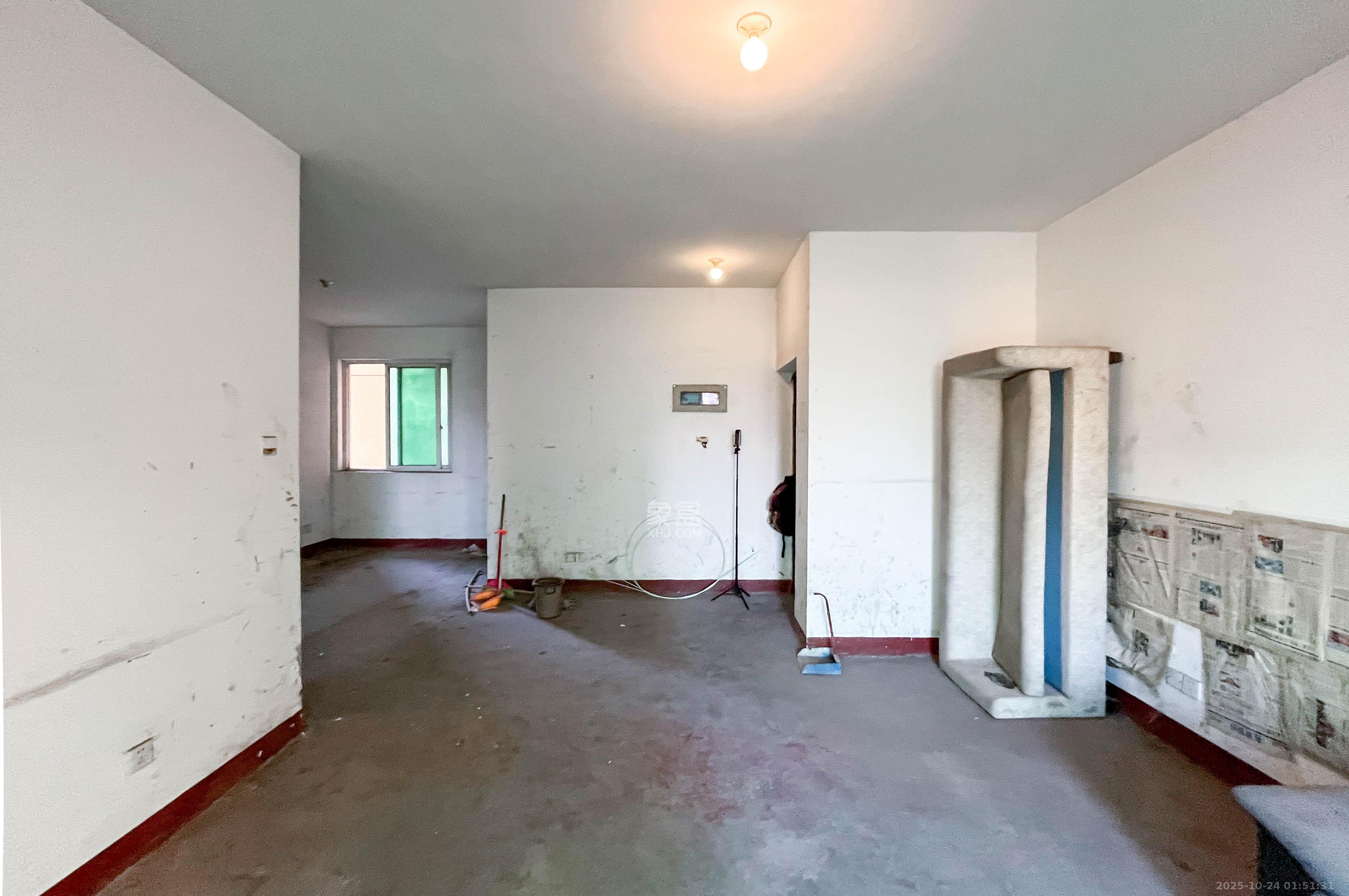 麓谷加州阳光  3室2厅2卫    85.0万 麓谷加州阳光  3室2厅2卫    85.0万客厅