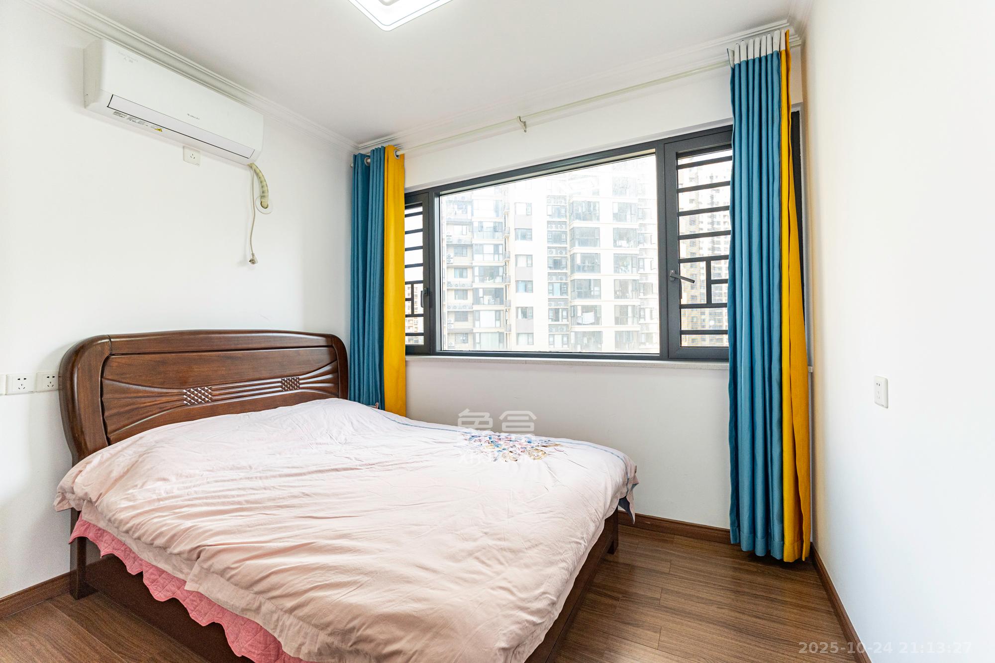 保利香槟国际  4室2厅2卫    108.0万卧室