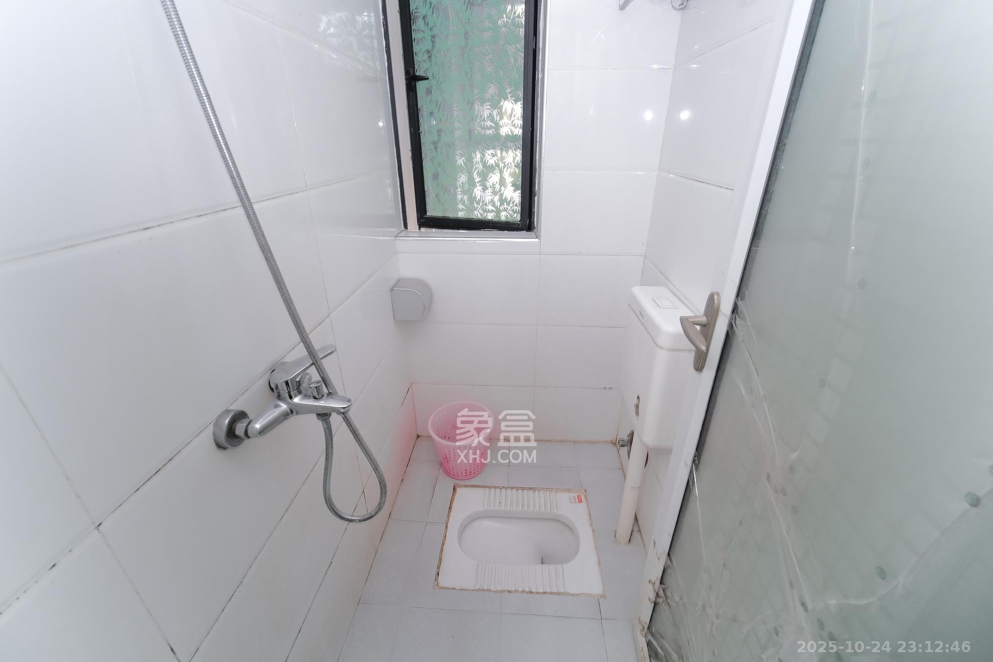 三一街区  3室2厅1卫    71.8万卫生间