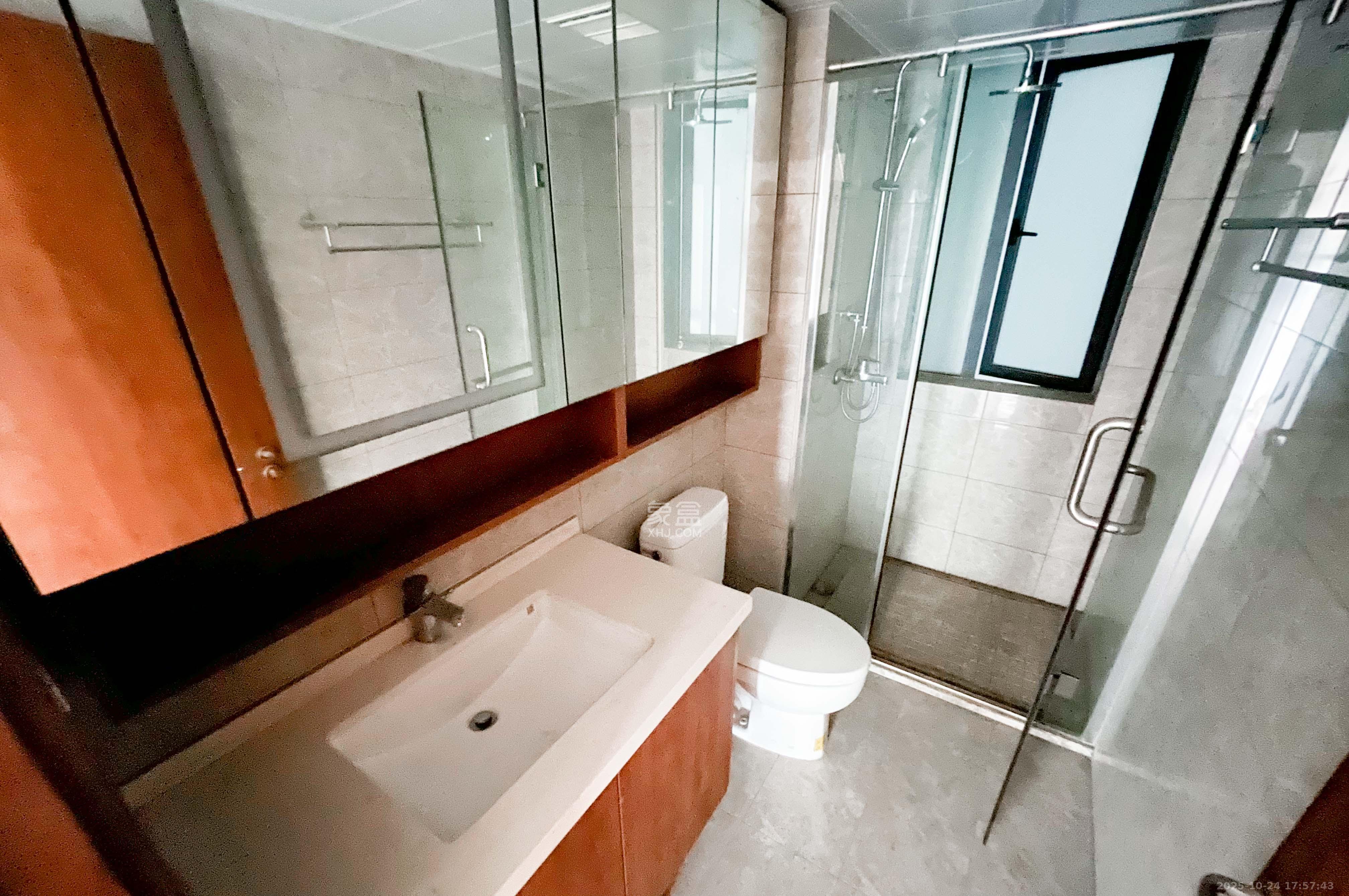 旭辉都会山  3室2厅2卫    156.0万卫生间