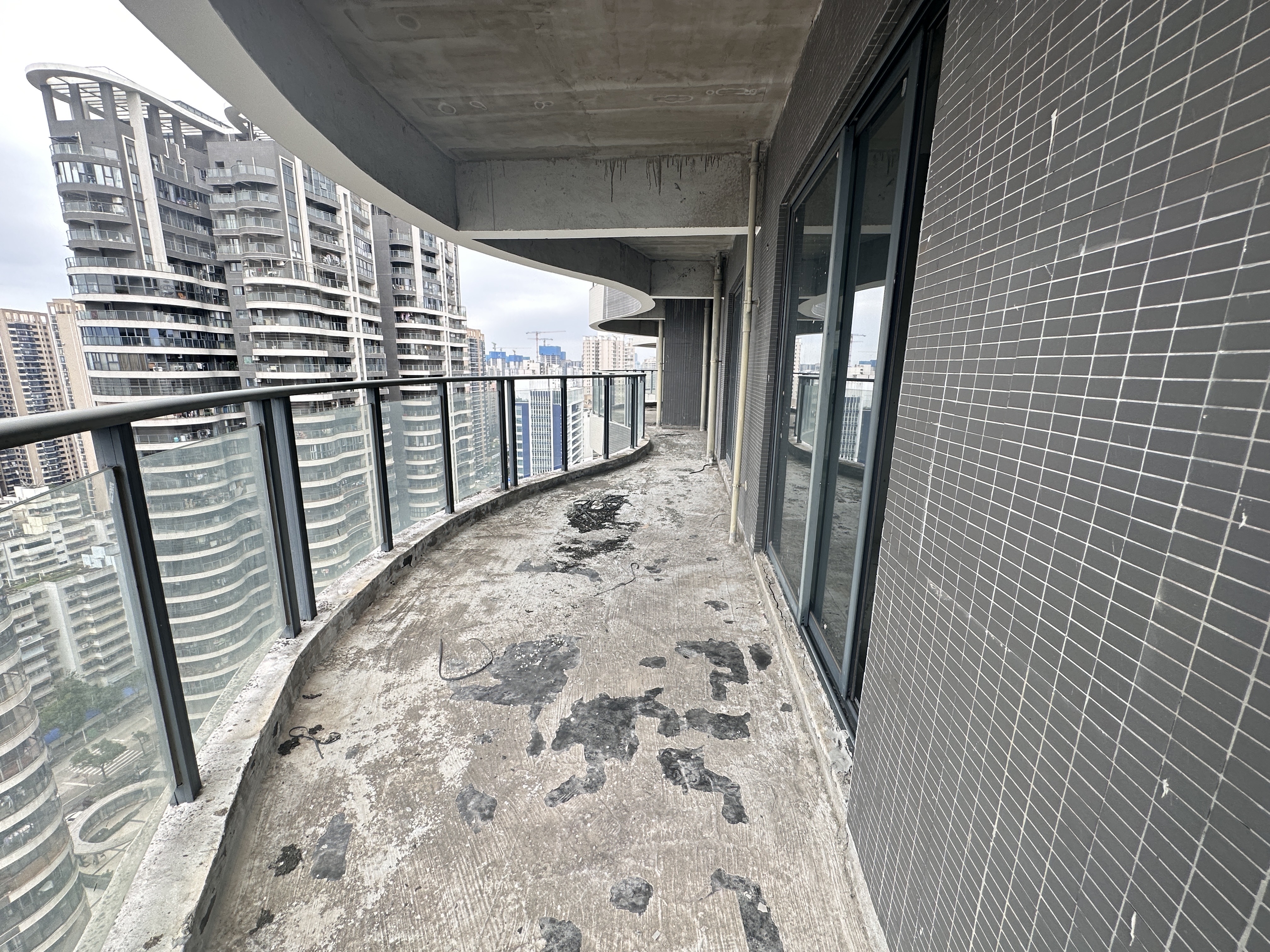 滨海幸福里  5室2厅3卫    360.0万 滨海幸福里  5室2厅3卫    360.0万客厅