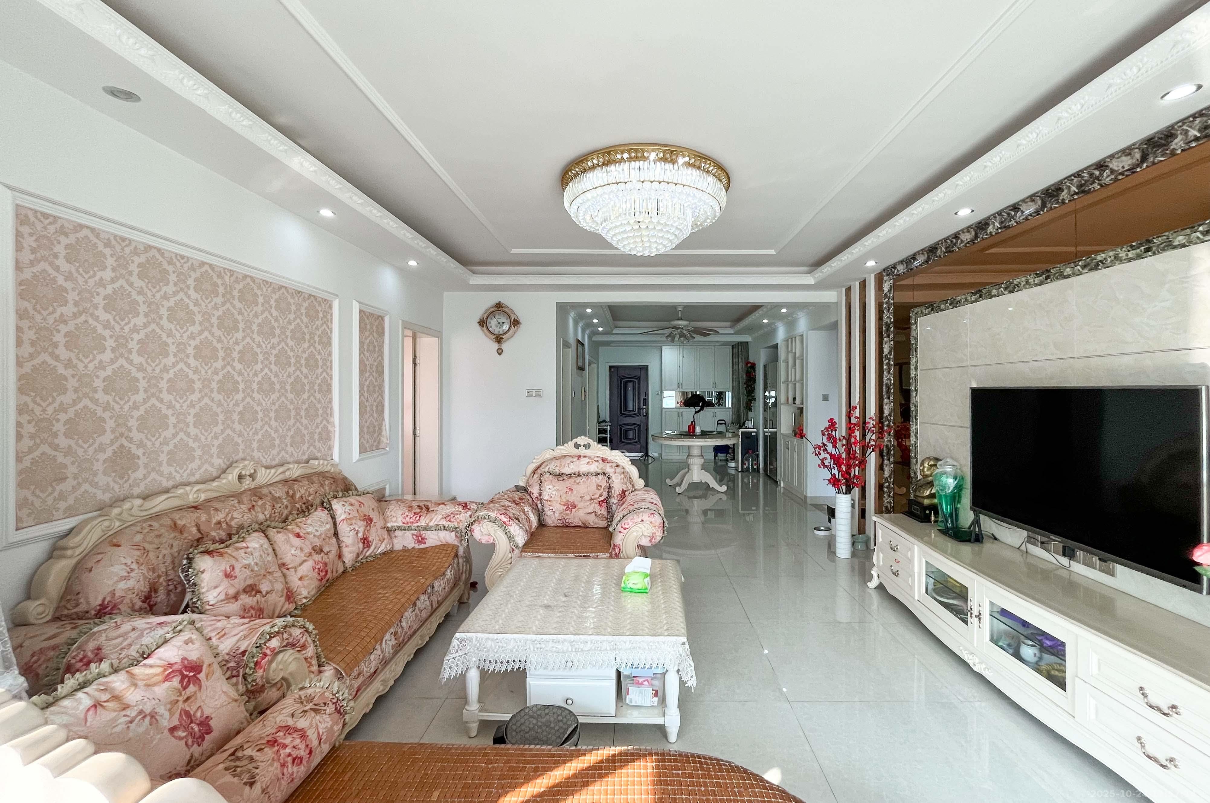 高鑫麓城 4室2厅2卫 198.0万 高鑫麓城 4室2厅2卫 198.0万客厅