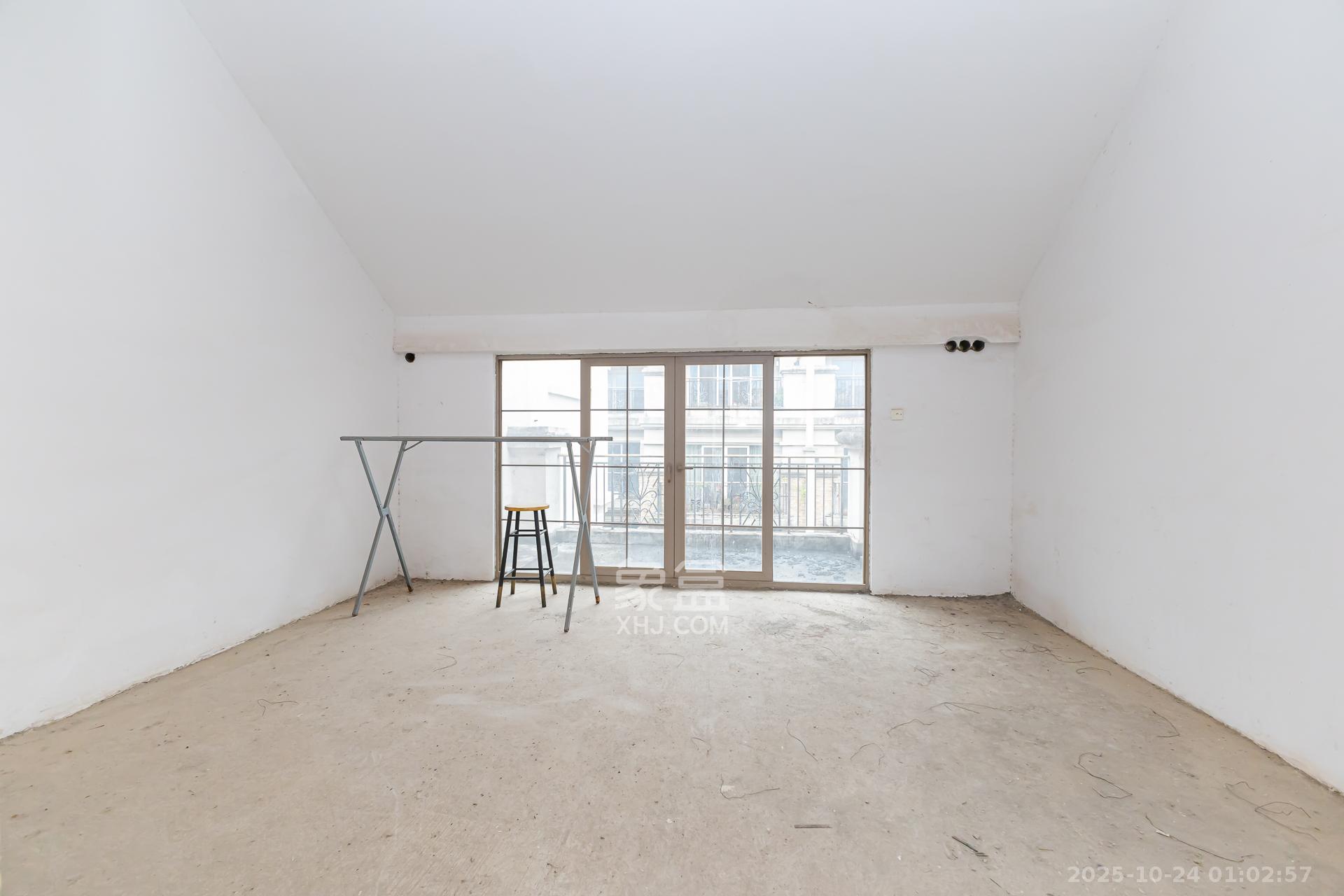 盈峰翠邸  5室2厅4卫    155.0万卧室