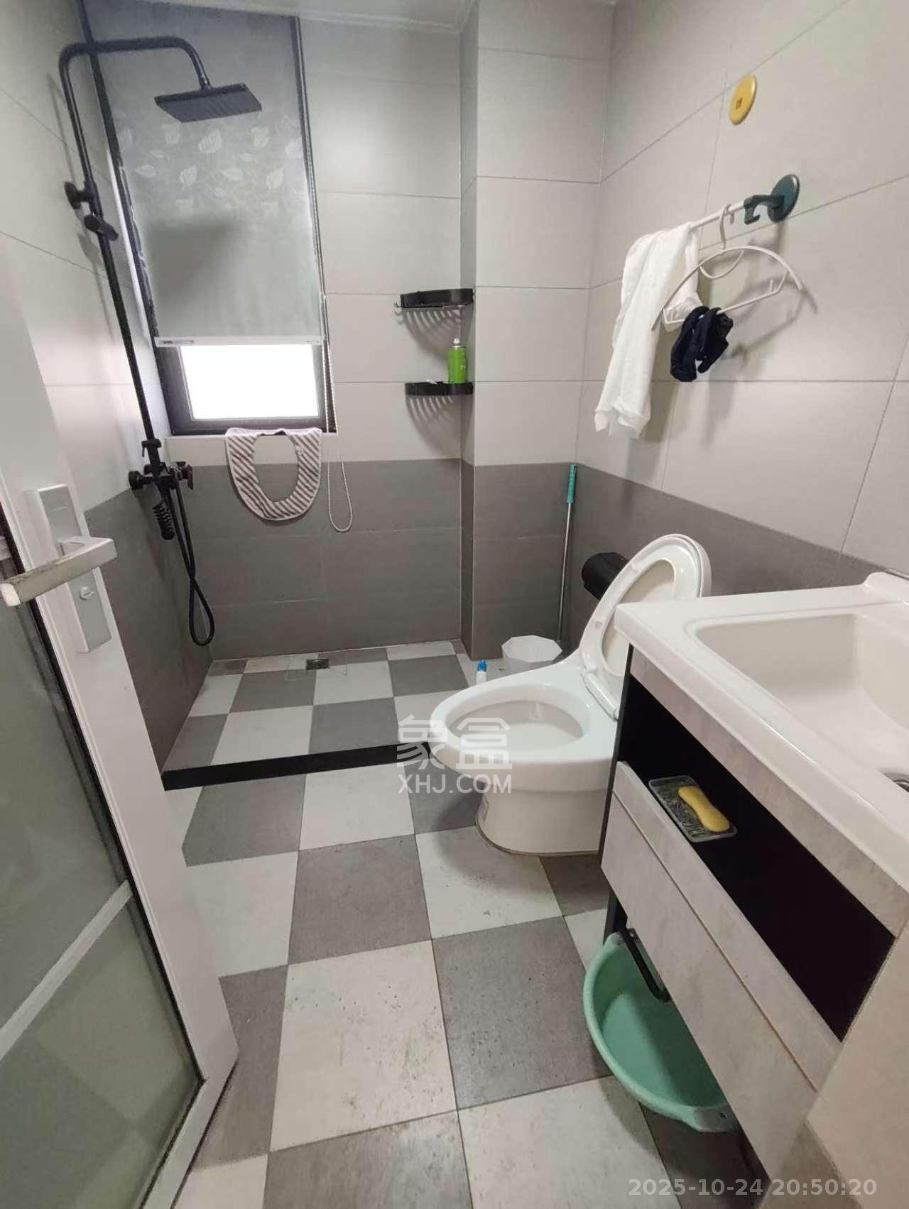 绿地海外滩二期  3室2厅2卫    2200.0元/月室内图