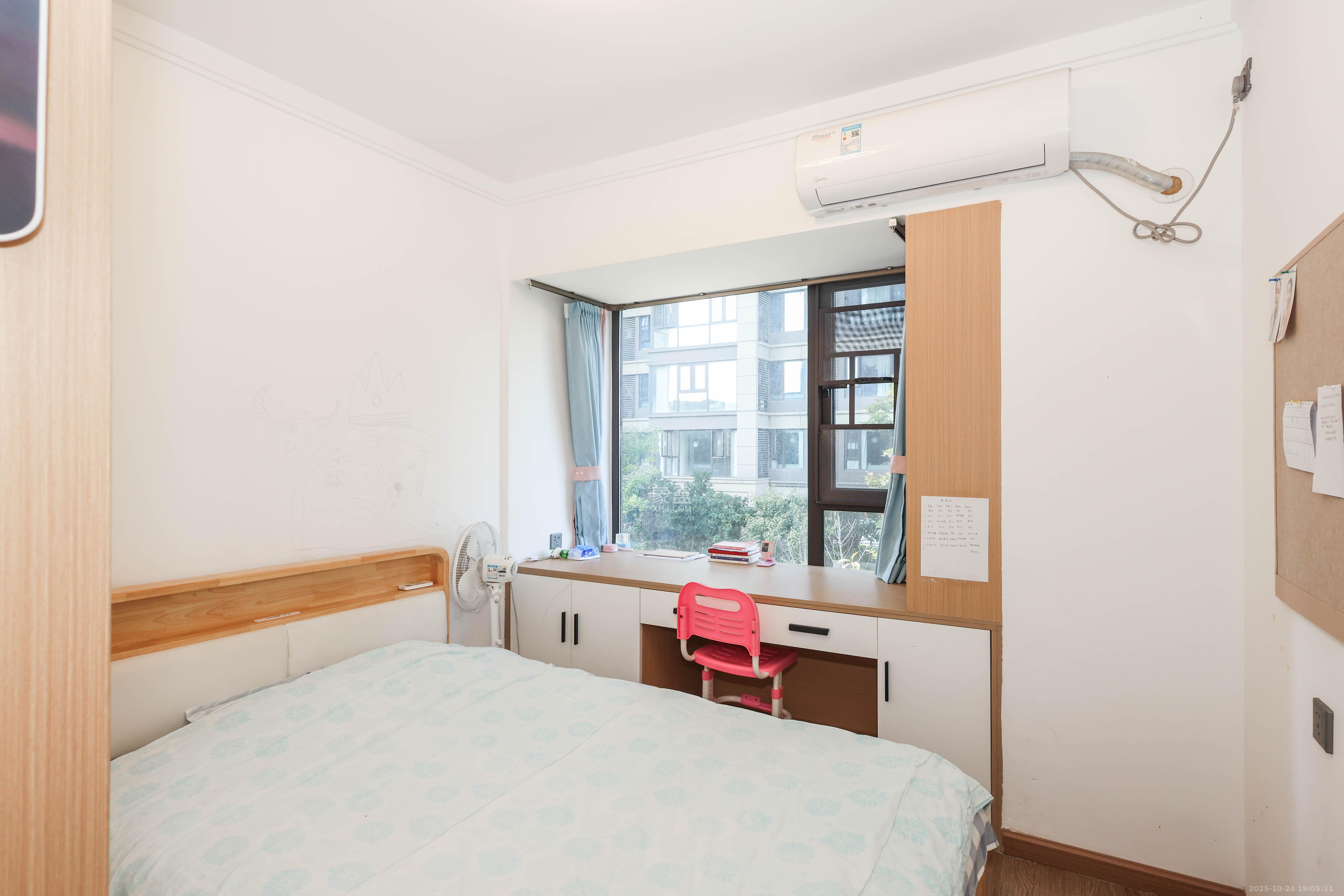 招商华发依云曦城  4室2厅2卫    135.0万 招商华发依云曦城  4室2厅2卫    135.0万卧室