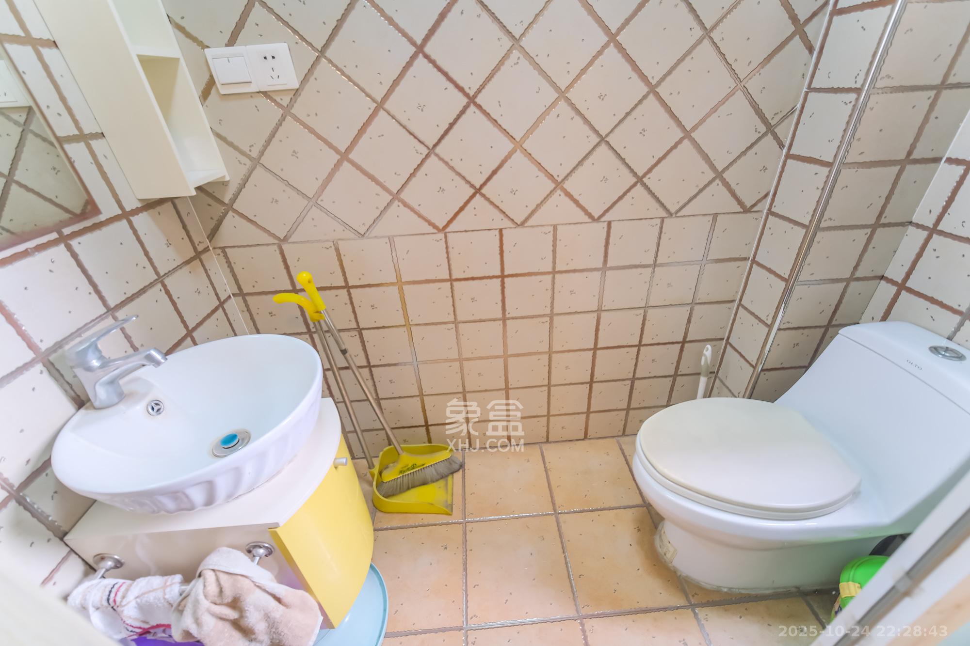 山水湾  4室2厅2卫    85.0万 山水湾  4室2厅2卫    85.0万卫生间