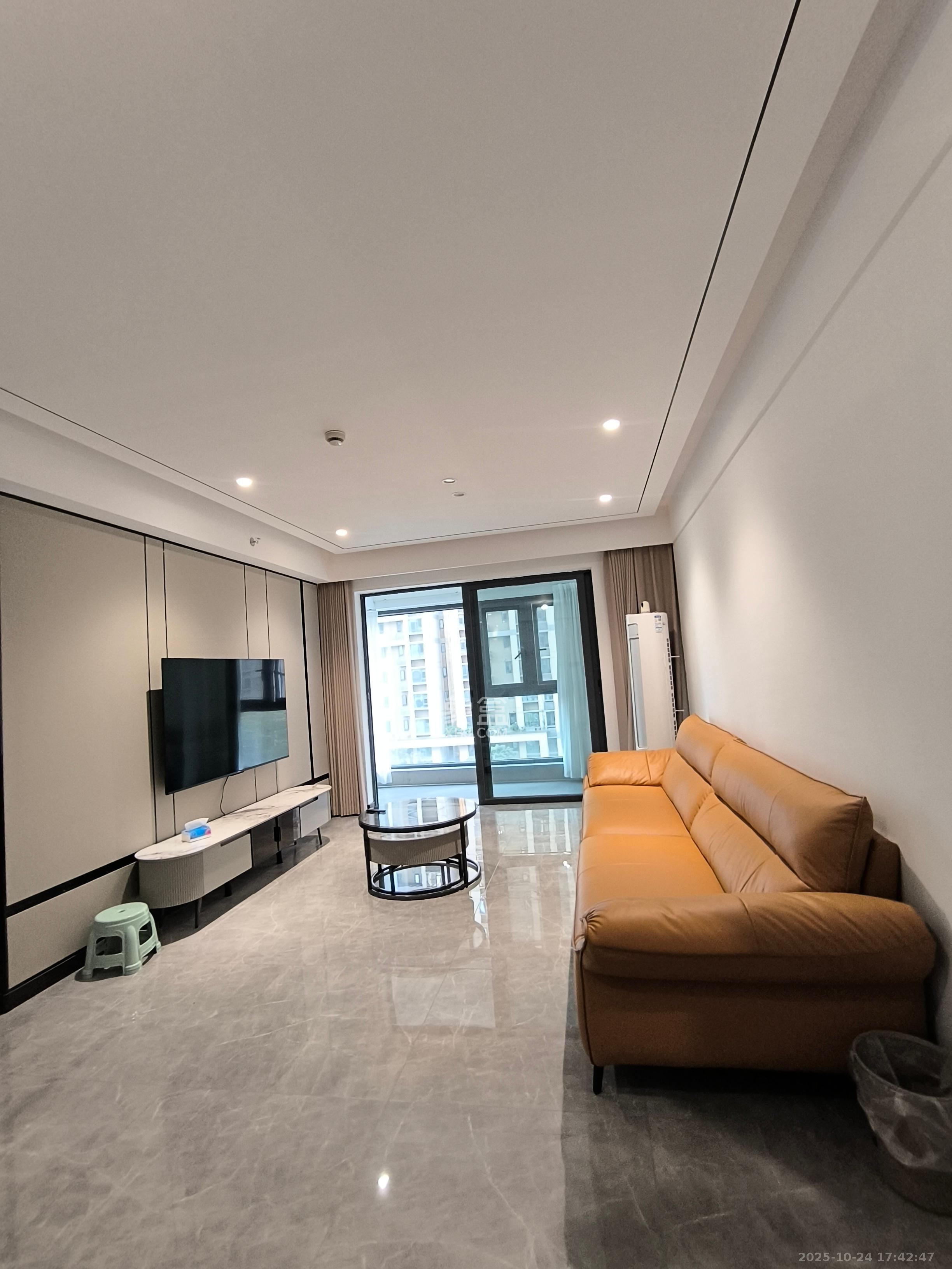 卓越中寰  3室2厅2卫    4500.0元/月 卓越中寰  3室2厅2卫    4500.0元/月室内图