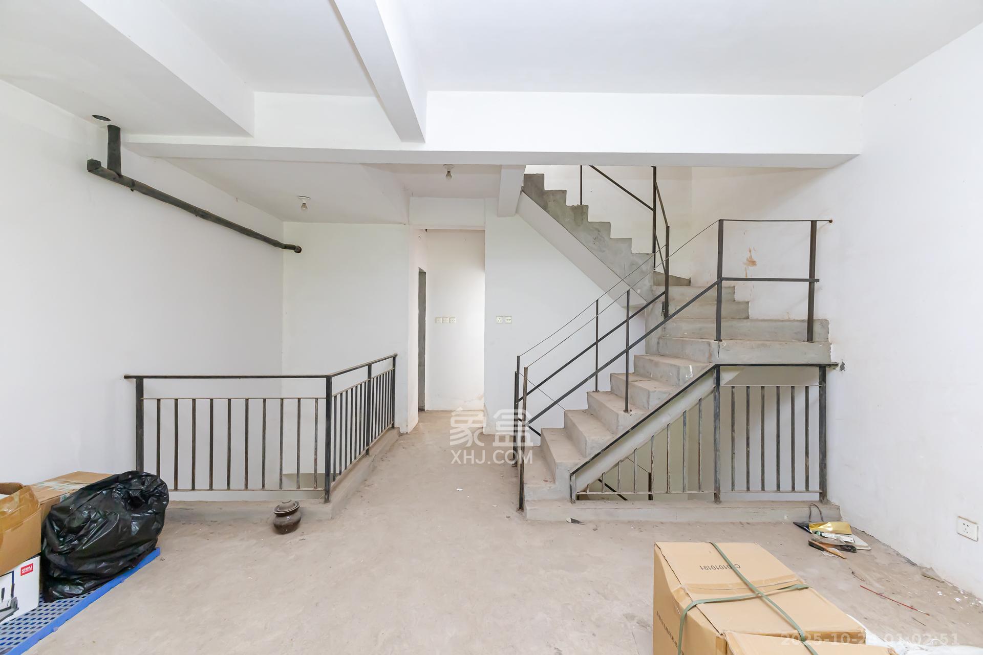 盈峰翠邸  5室2厅4卫    155.0万 盈峰翠邸  5室2厅4卫    155.0万卧室