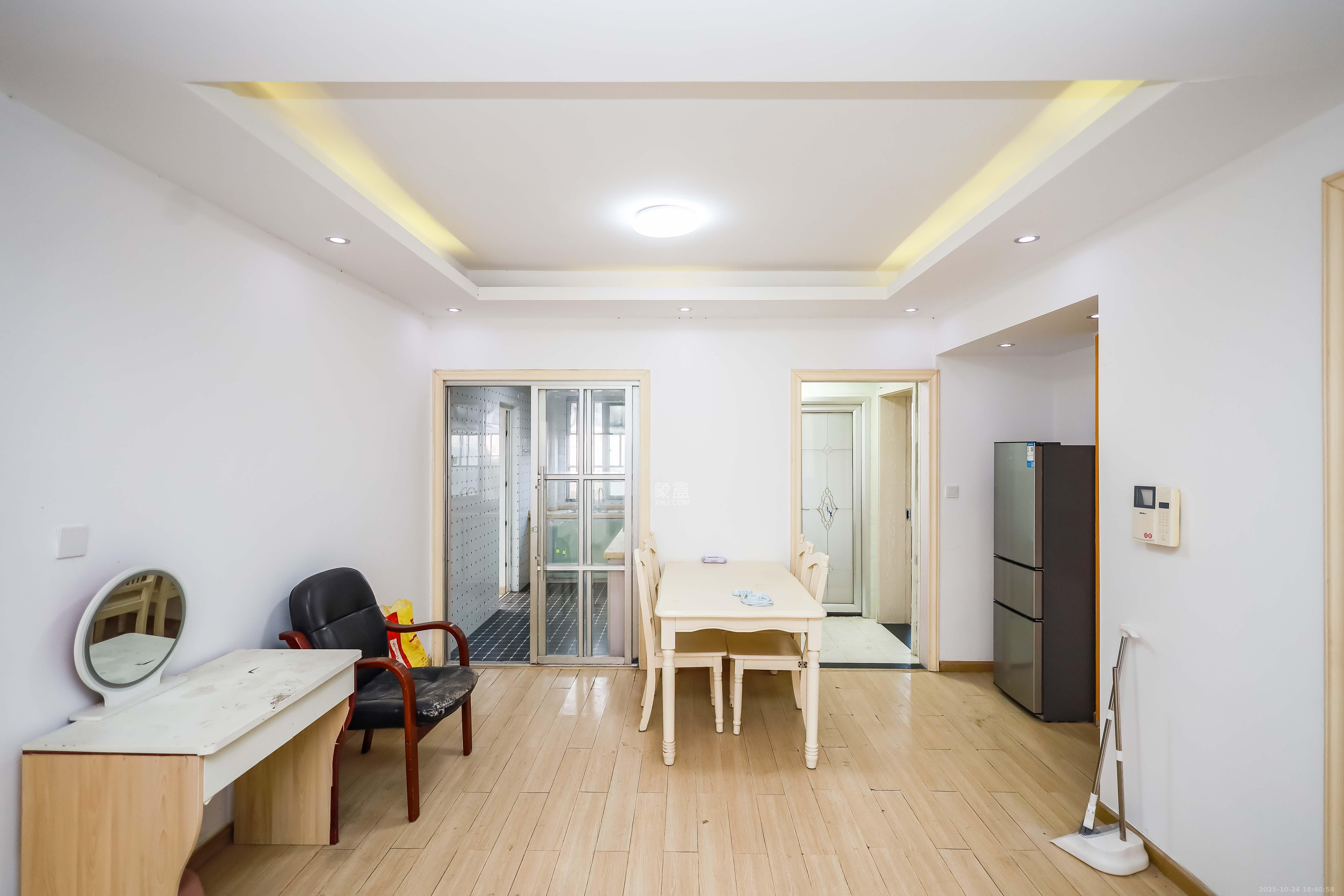 联美品格  3室2厅2卫    74.8万客厅