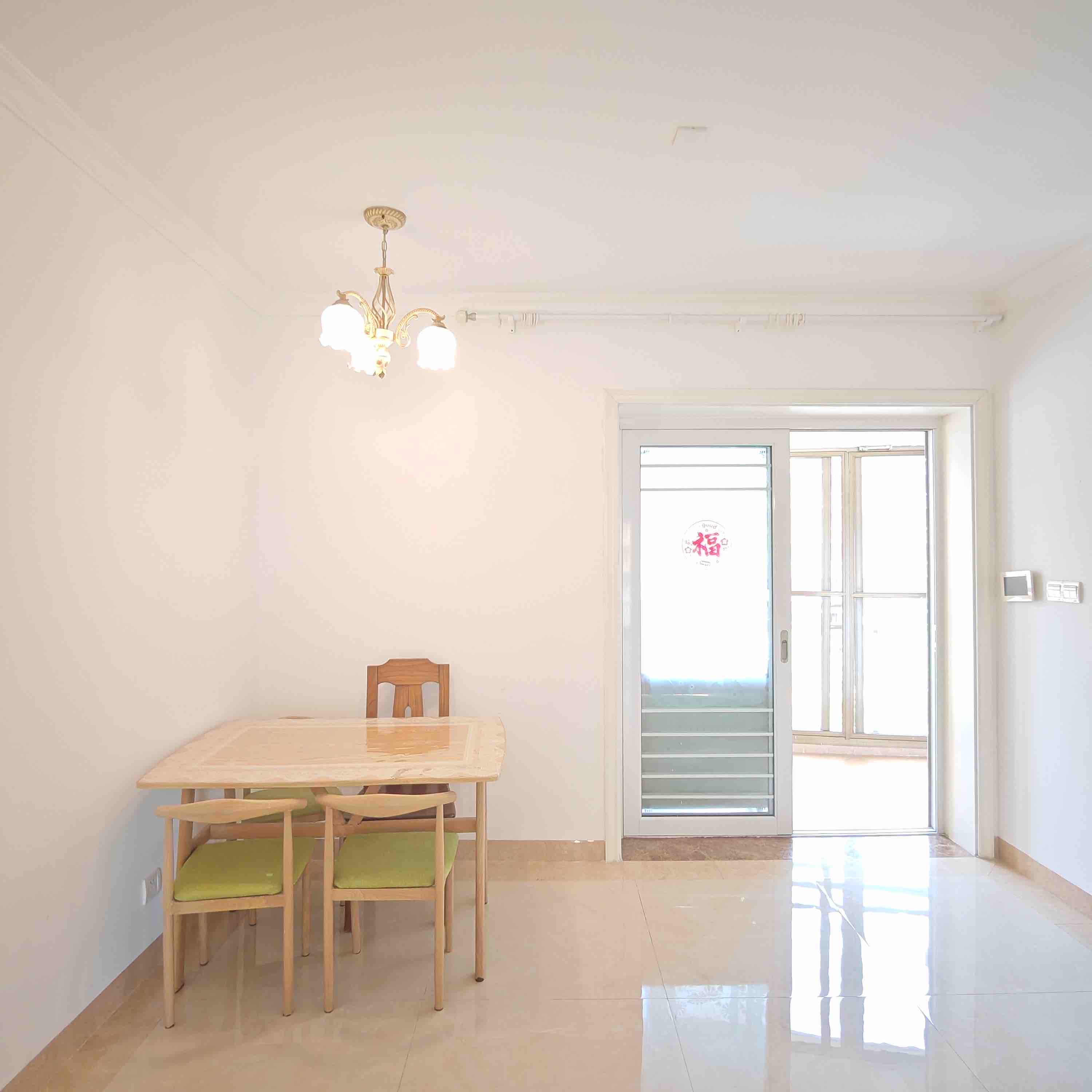 国兴城（C区）  2室2厅1卫    200.0万客厅