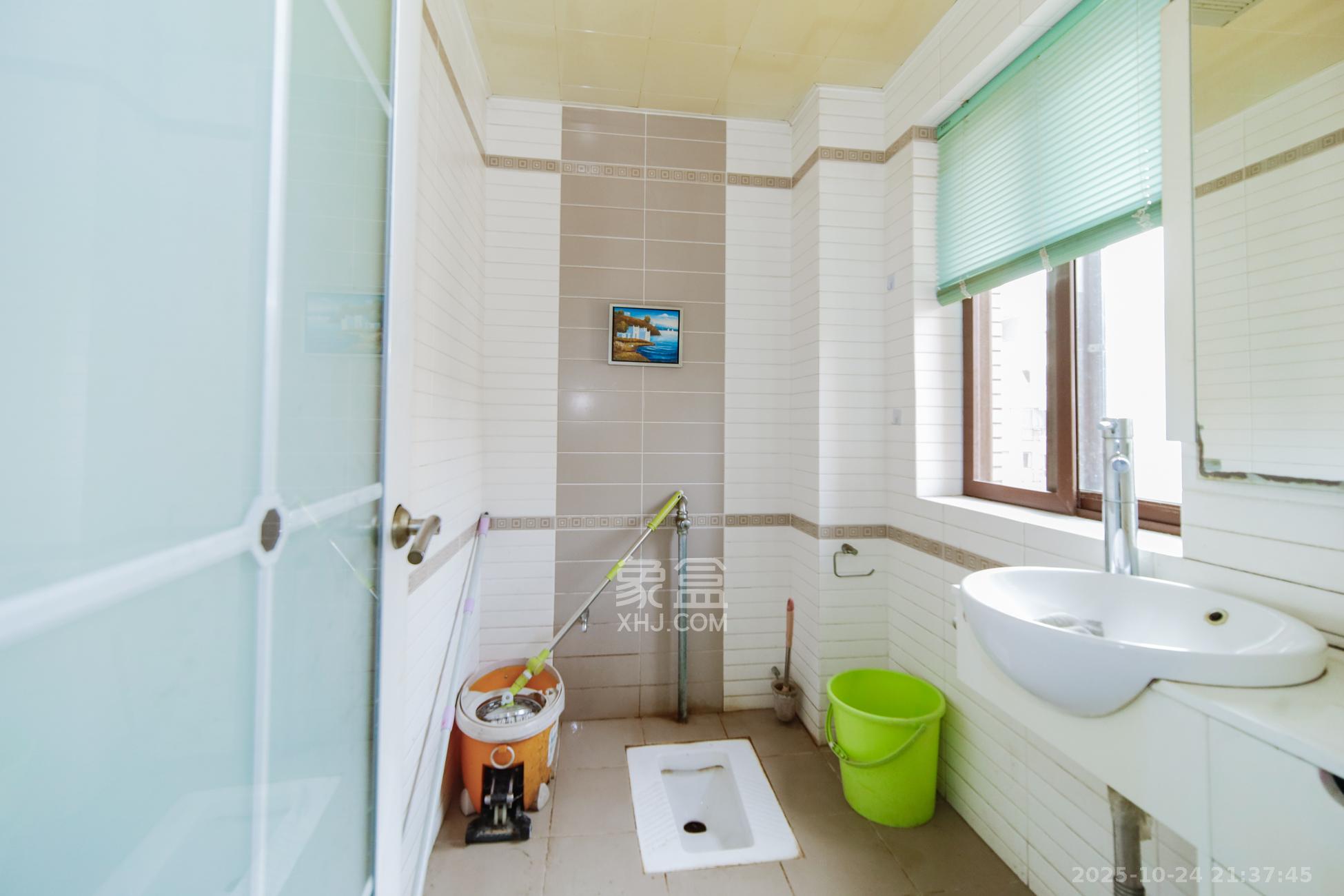 鑫天山水洲城  5室2厅3卫    265.0万卫生间