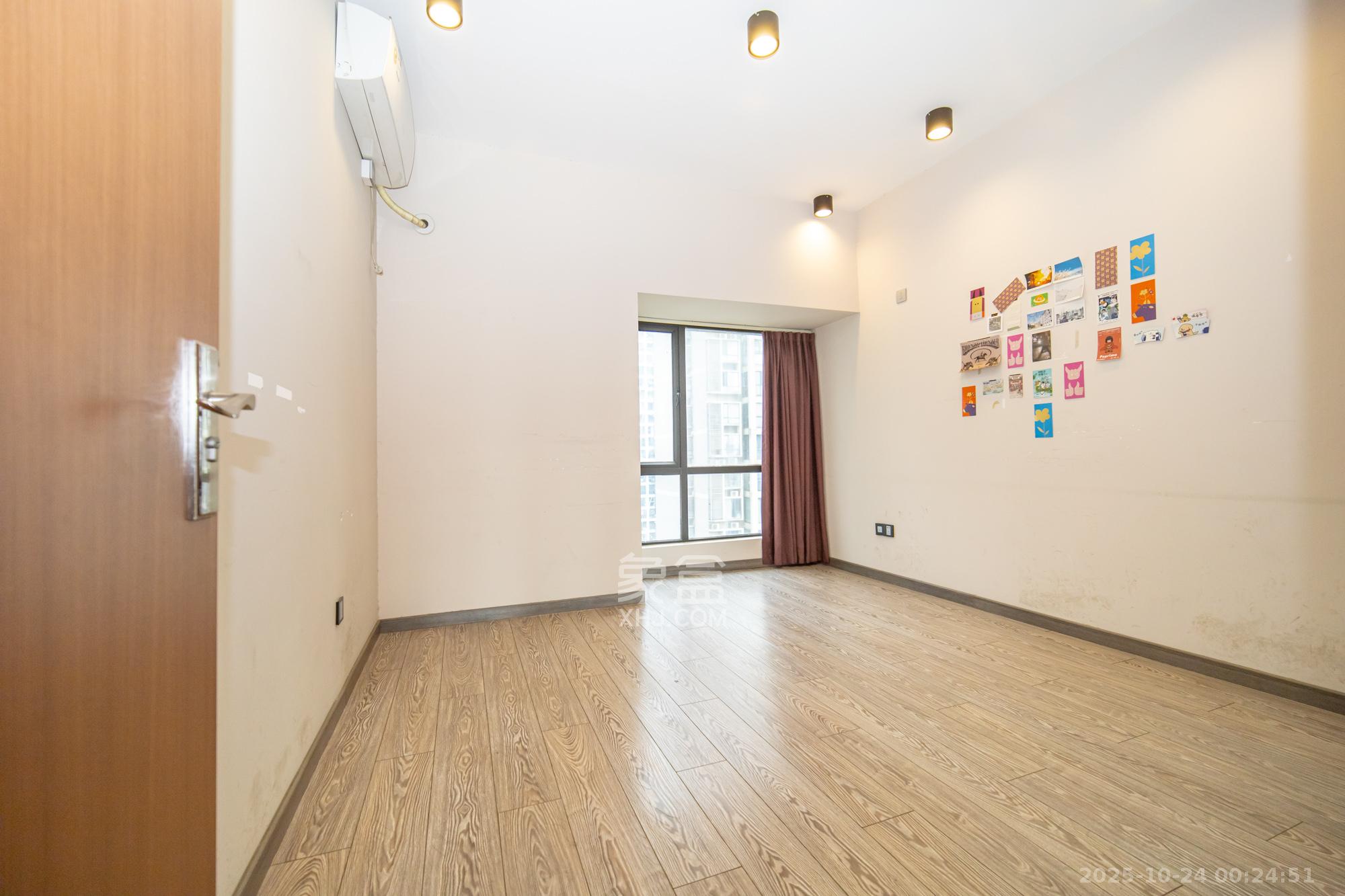 归心苑  4室2厅2卫    158.0万卧室