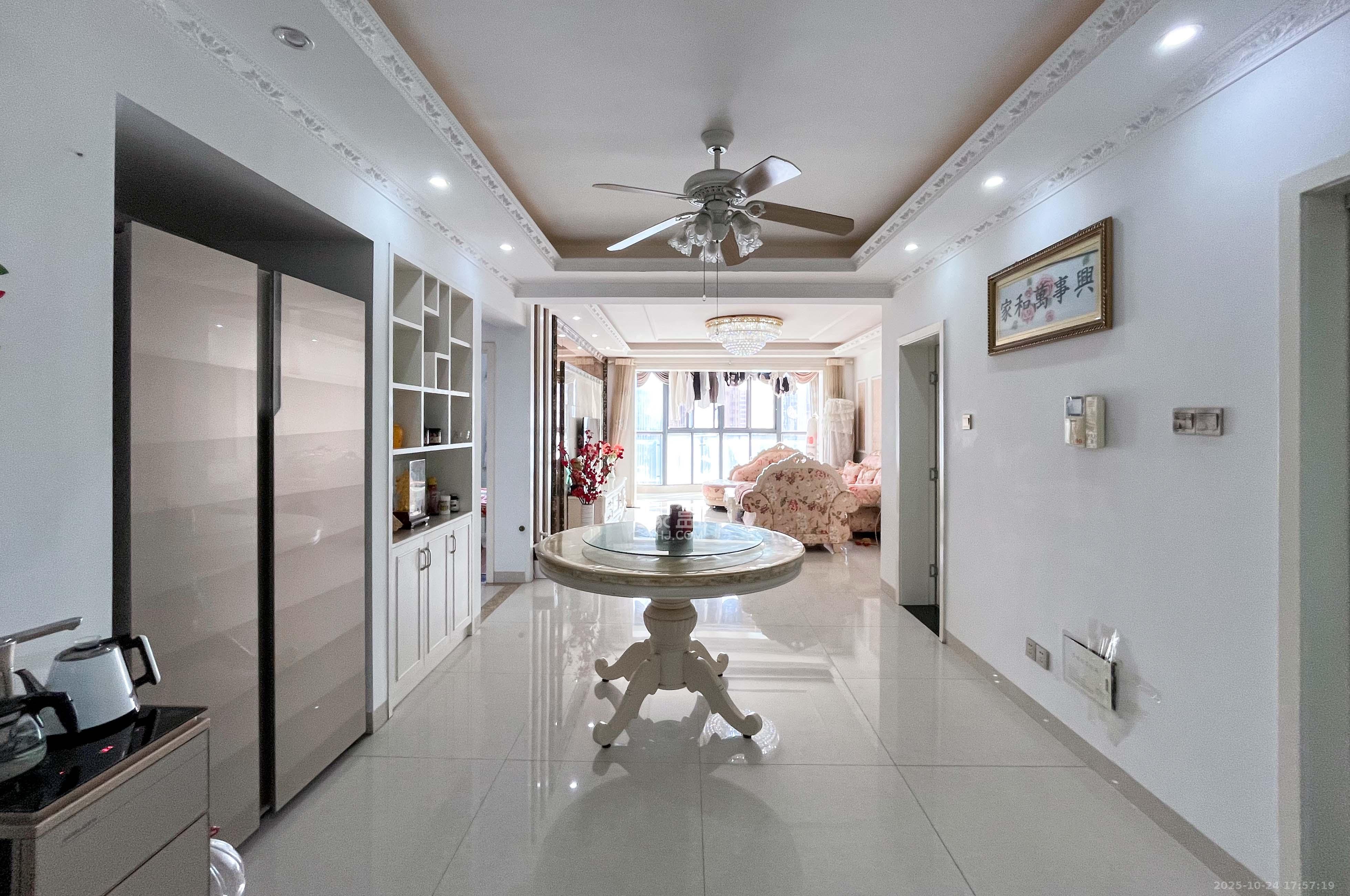 高鑫麓城 4室2厅2卫 198.0万 高鑫麓城 4室2厅2卫 198.0万客厅