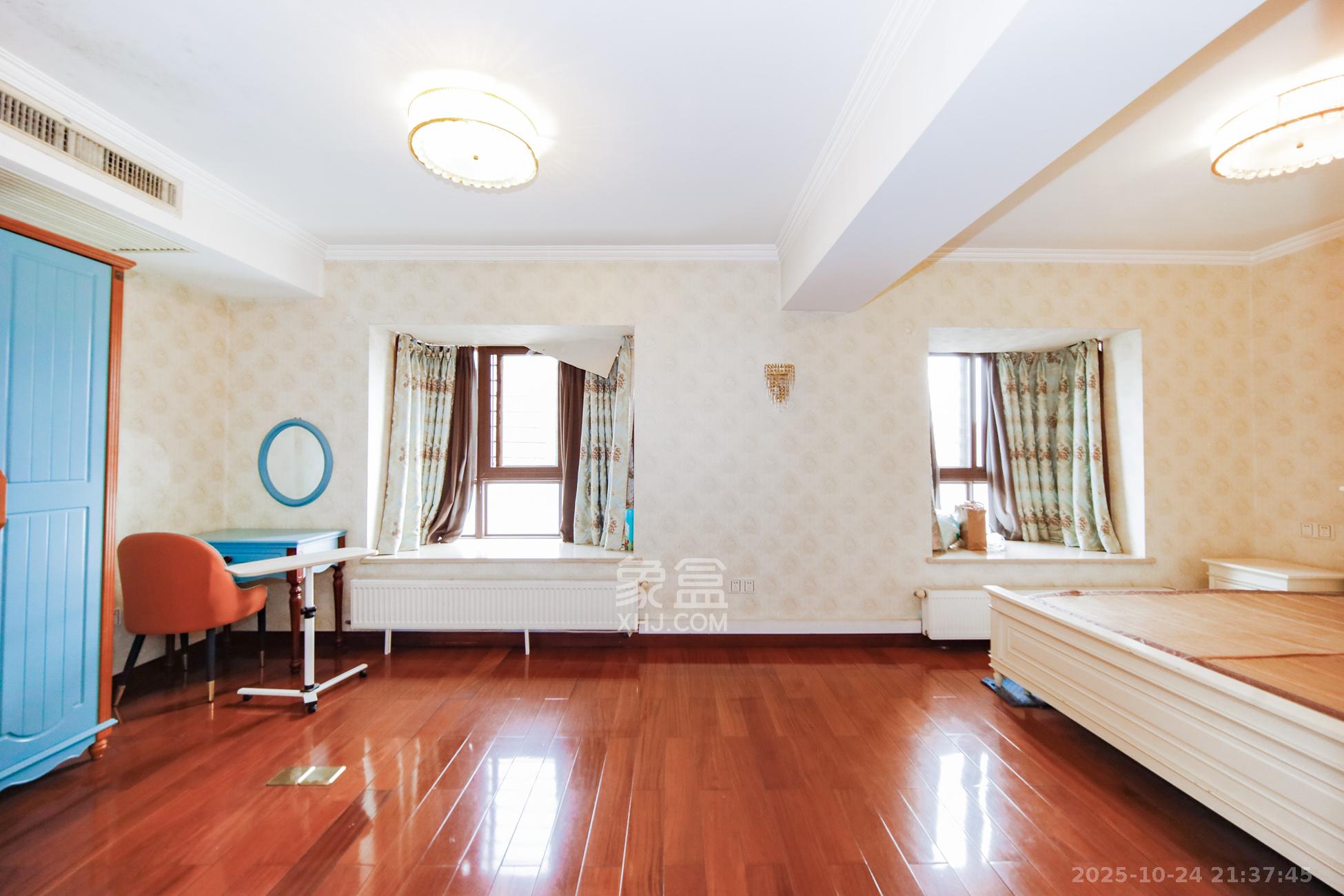 鑫天山水洲城 5室2厅3卫 265.0万 鑫天山水洲城 5室2厅3卫 265.0万卧室