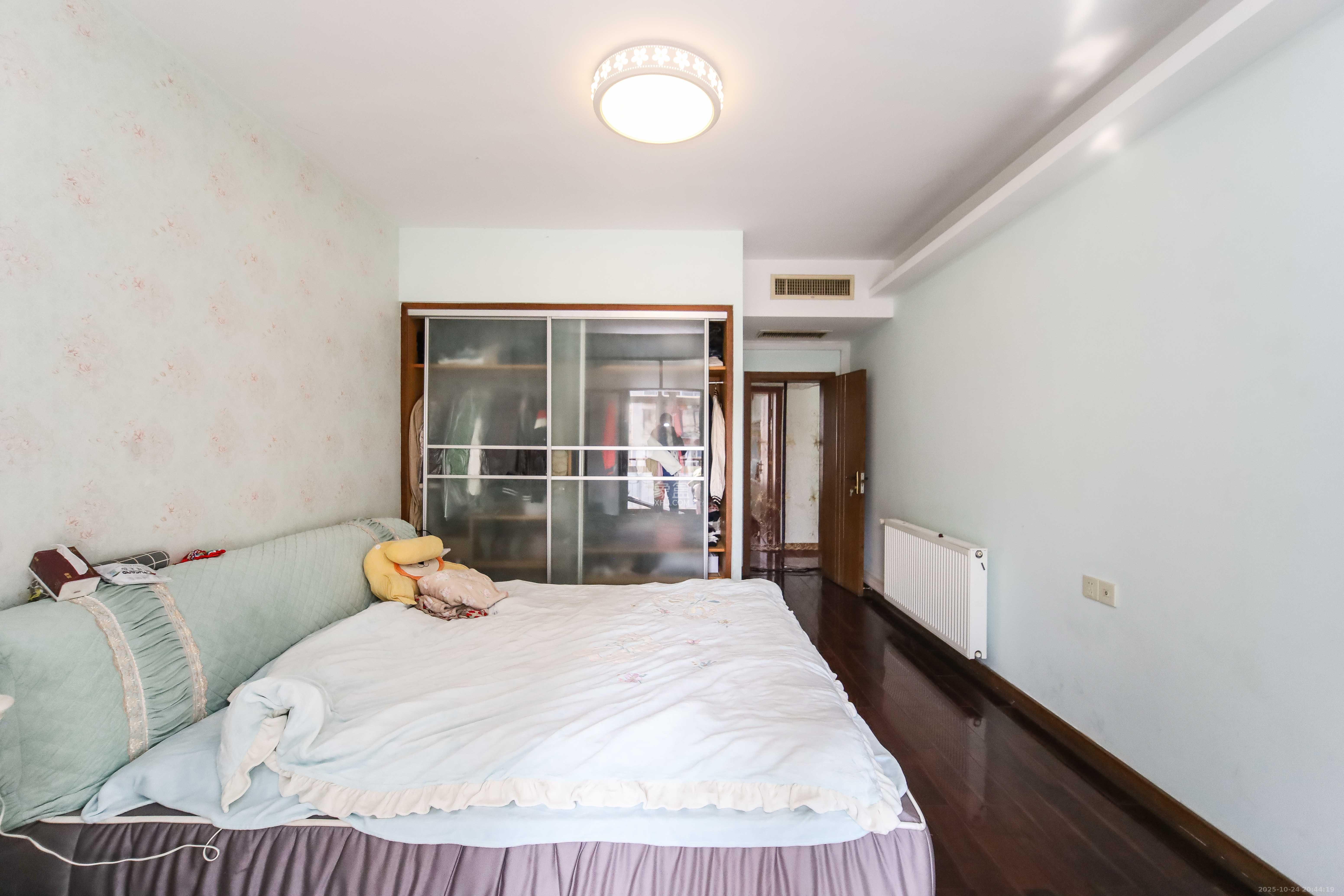 惠泽园  5室2厅4卫    242.0万卧室