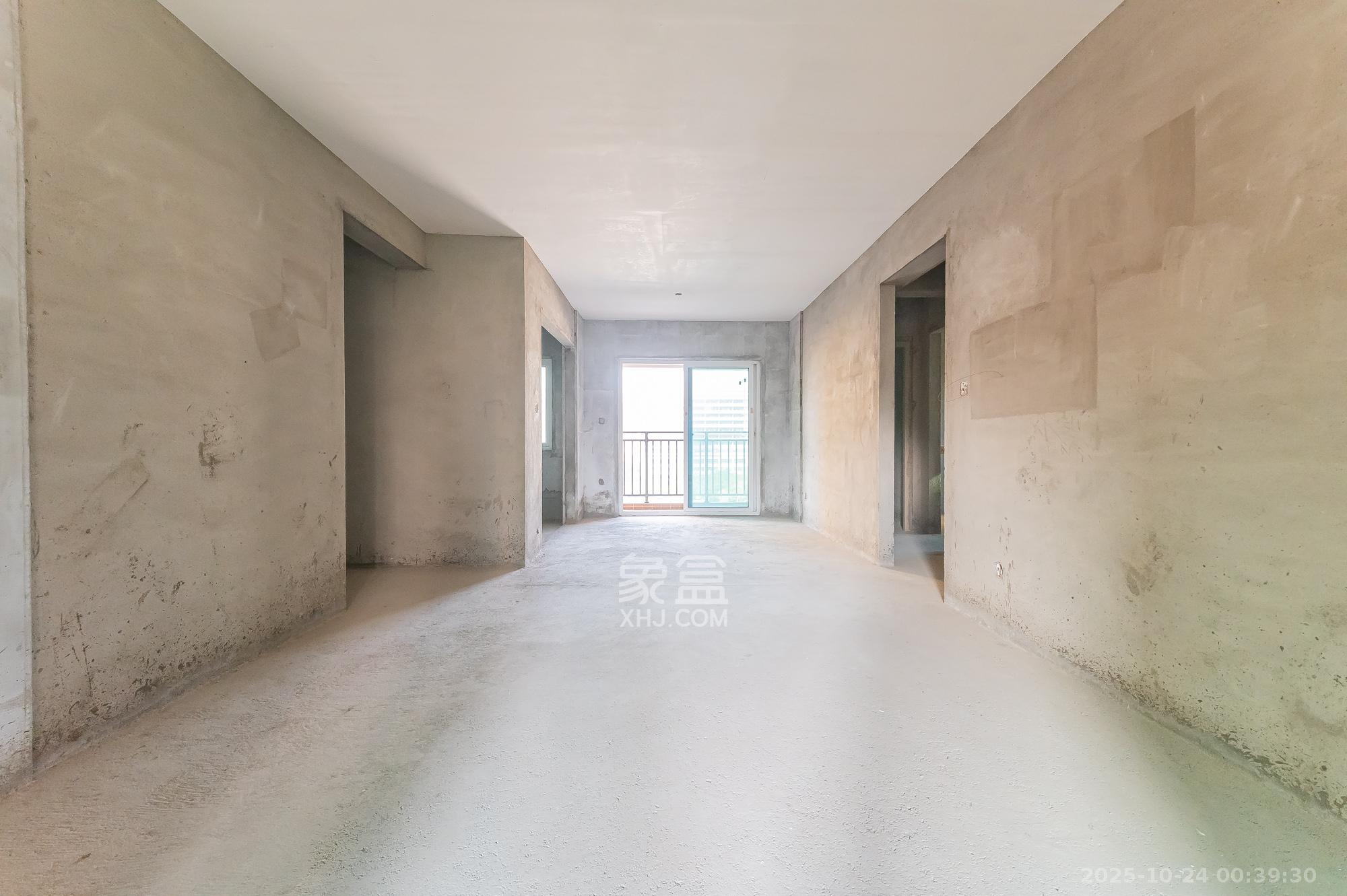 海伦春天  4室2厅2卫    92.0万 海伦春天  4室2厅2卫    92.0万客厅