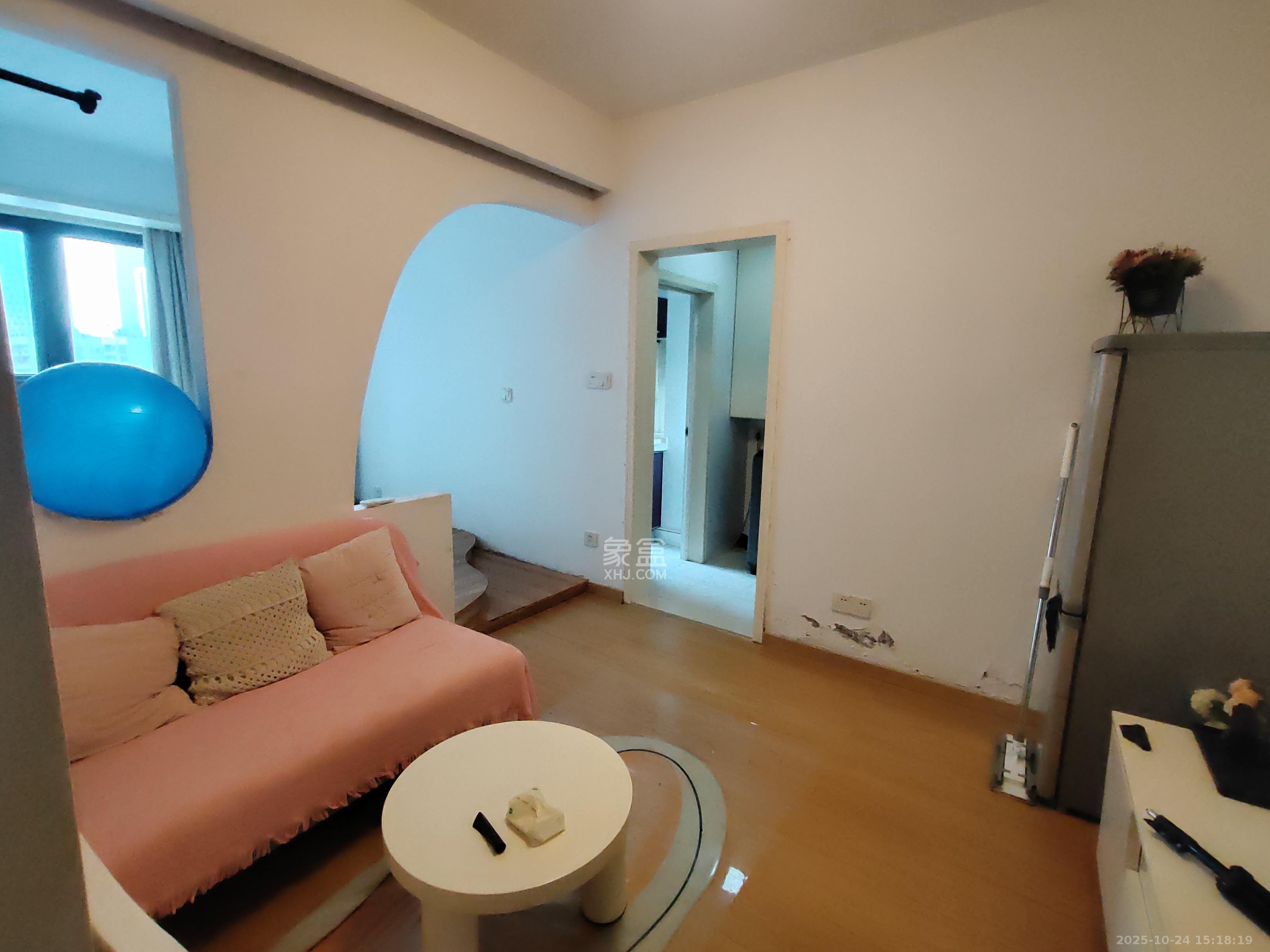 中天广场  1室1厅1卫    1800.0元/月 中天广场  1室1厅1卫    1800.0元/月室内图