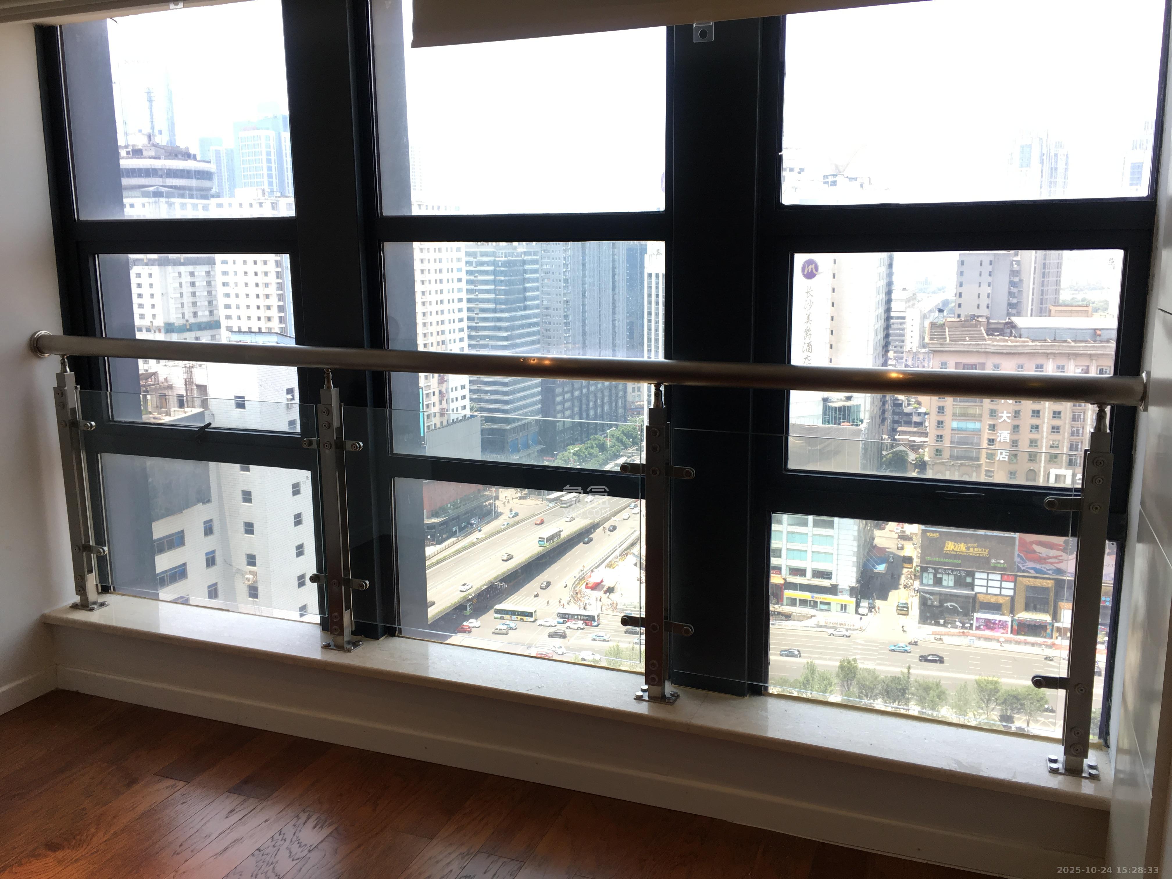 壹号公馆  1室1厅1卫    3000.0元/月室内图