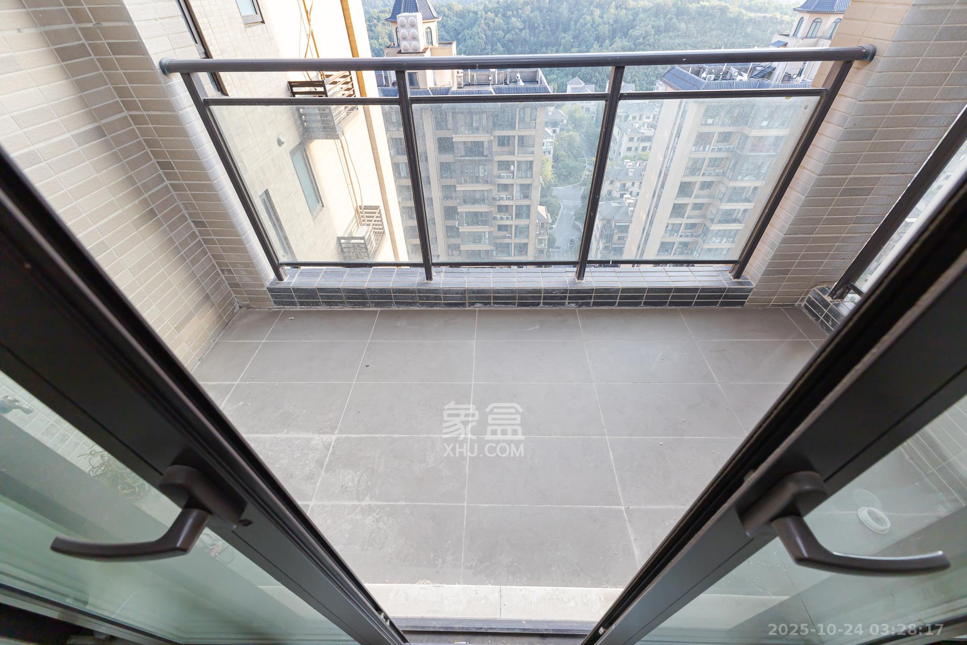 时代倾城五期  4室2厅2卫    93.8万 时代倾城五期  4室2厅2卫    93.8万阳台