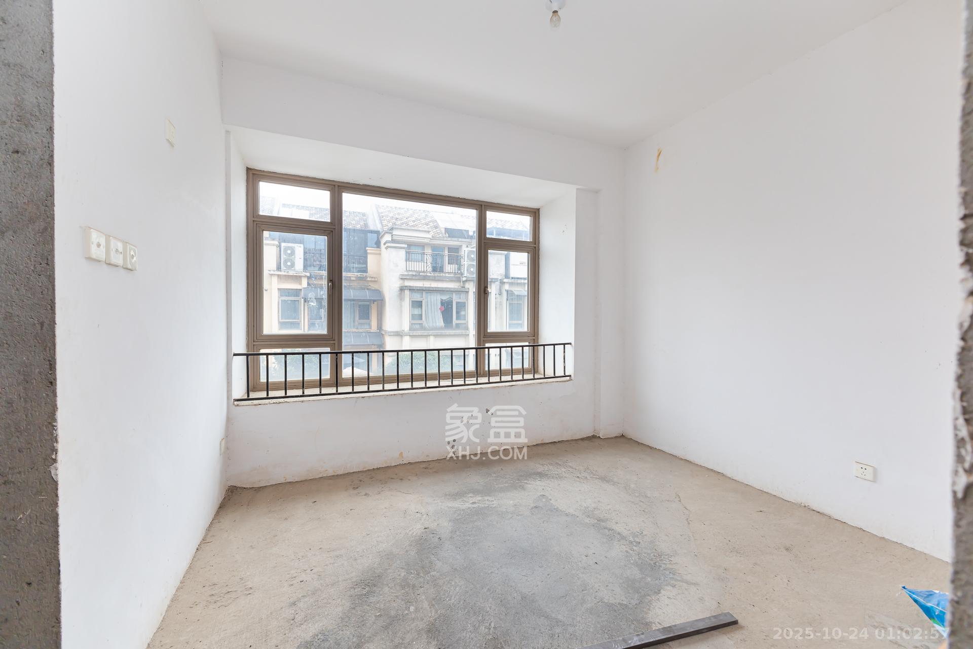 盈峰翠邸  5室2厅4卫    155.0万 盈峰翠邸  5室2厅4卫    155.0万卧室