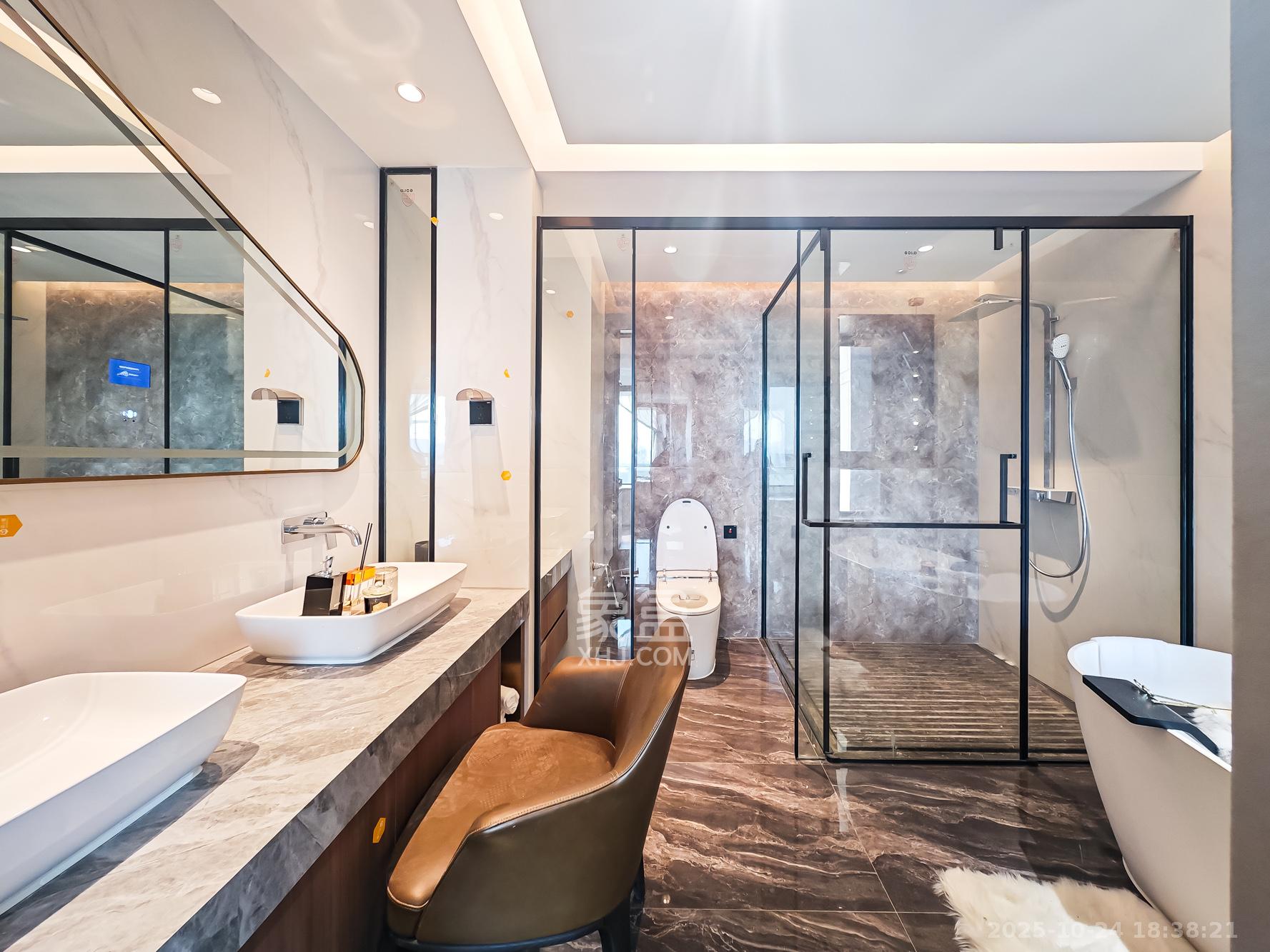 中欣楚天御府B区观澜  5室2厅3卫    1100.0万 中欣楚天御府B区观澜  5室2厅3卫    1100.0万卫生间