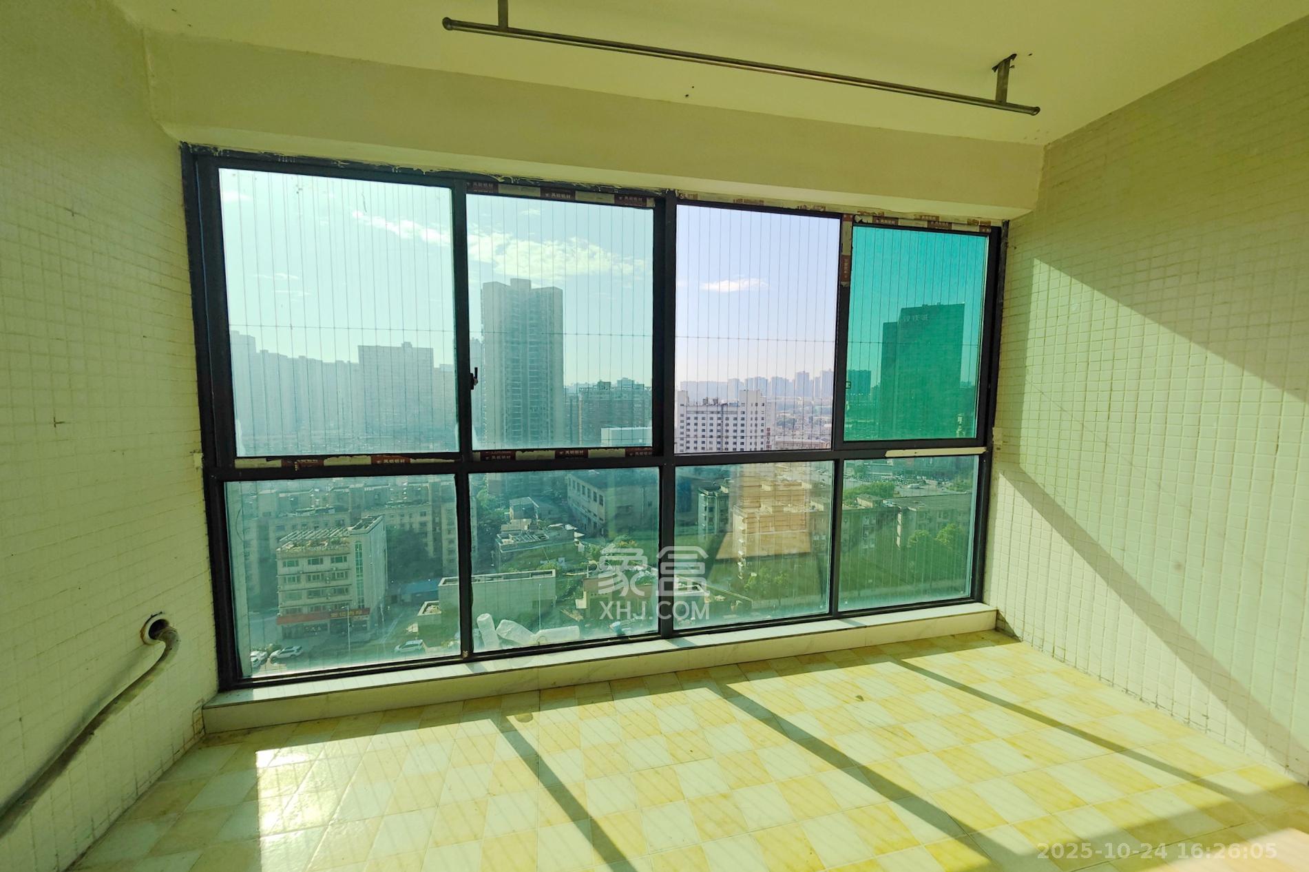 新城新世界一二三期  2室2厅1卫    82.0万阳台