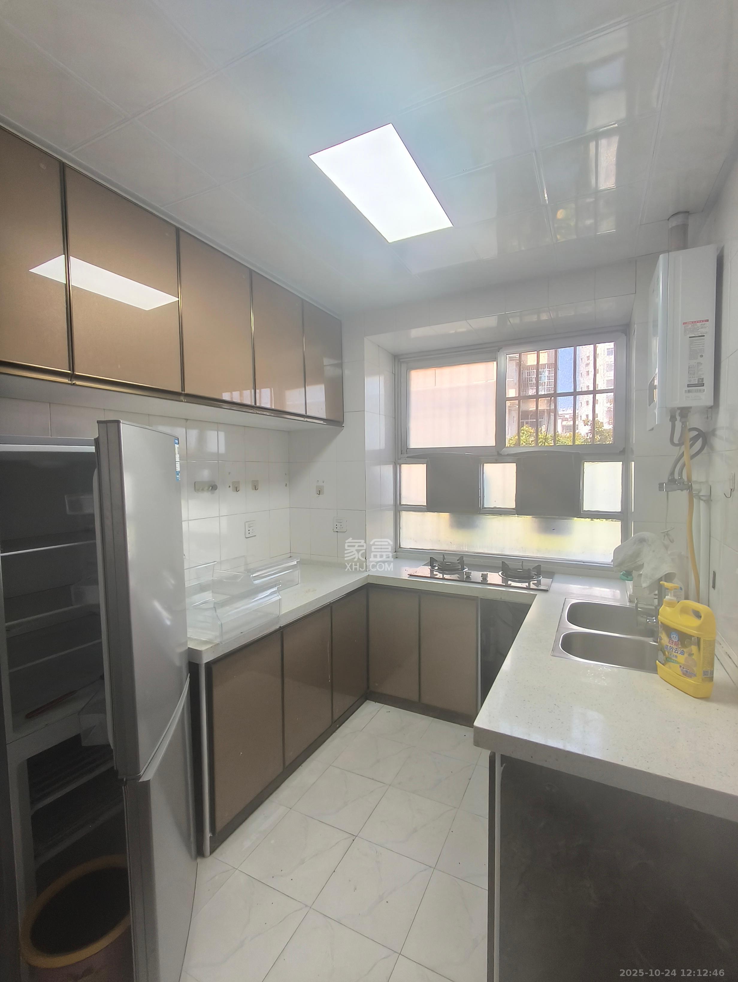 公交园小区(公交新村)  1室0厅0卫    1700.0元/月 公交园小区(公交新村)  1室0厅0卫    1700.0元/月室内图