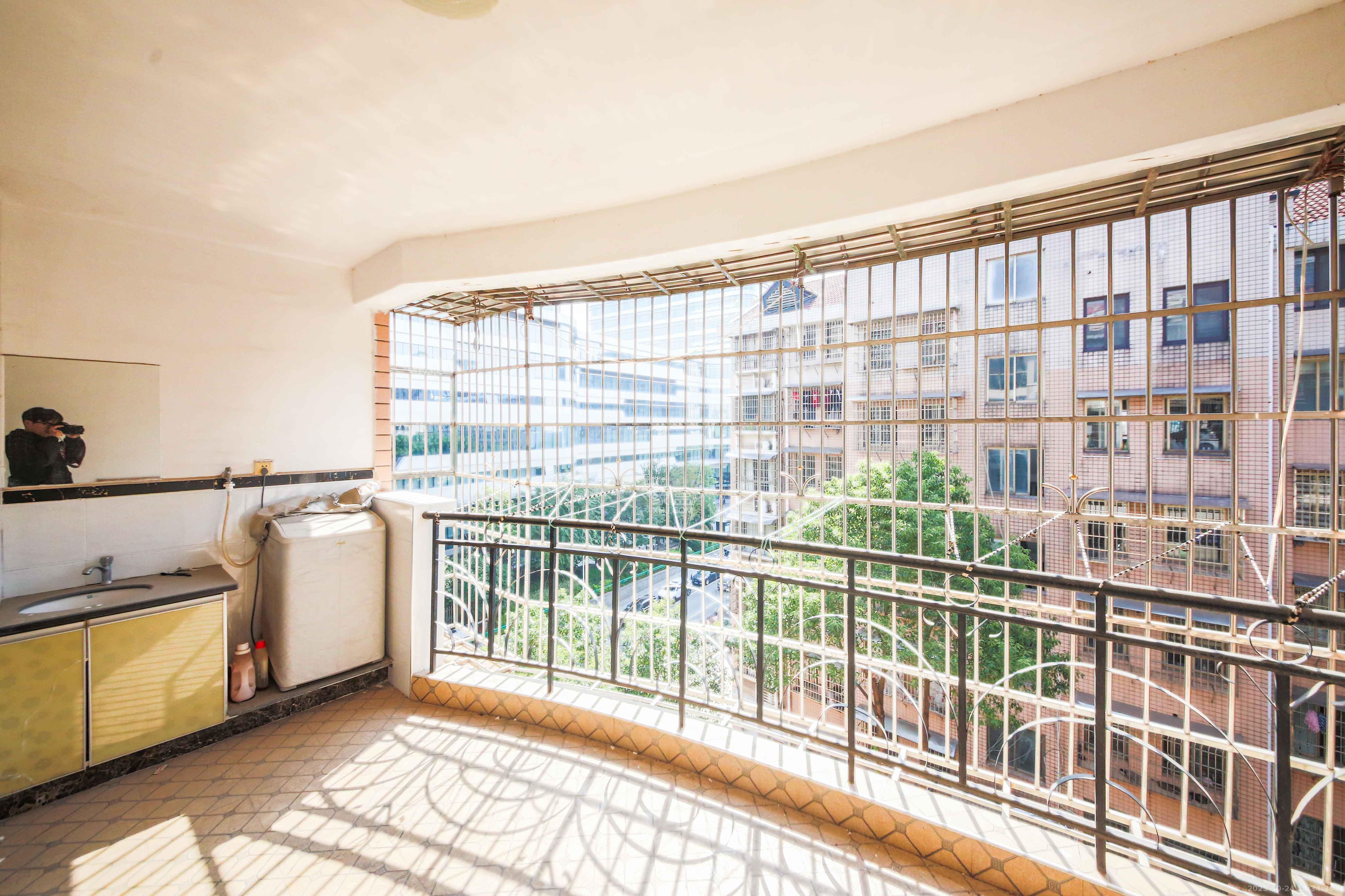 新悦家园  3室2厅2卫    74.0万阳台